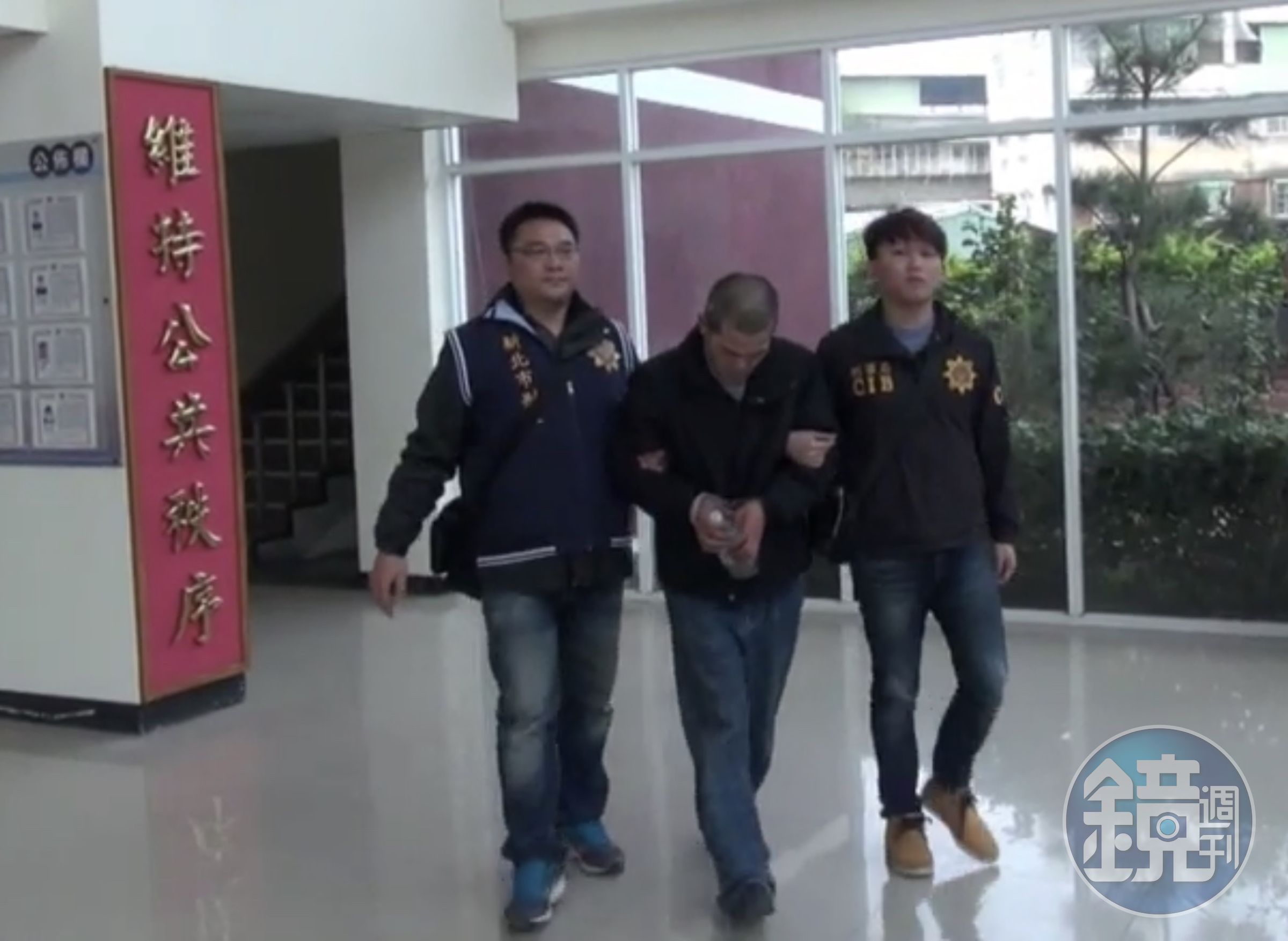 刑事局、新北刑大逮捕擁槍自重的張姓通緝犯。（刑事局提供）