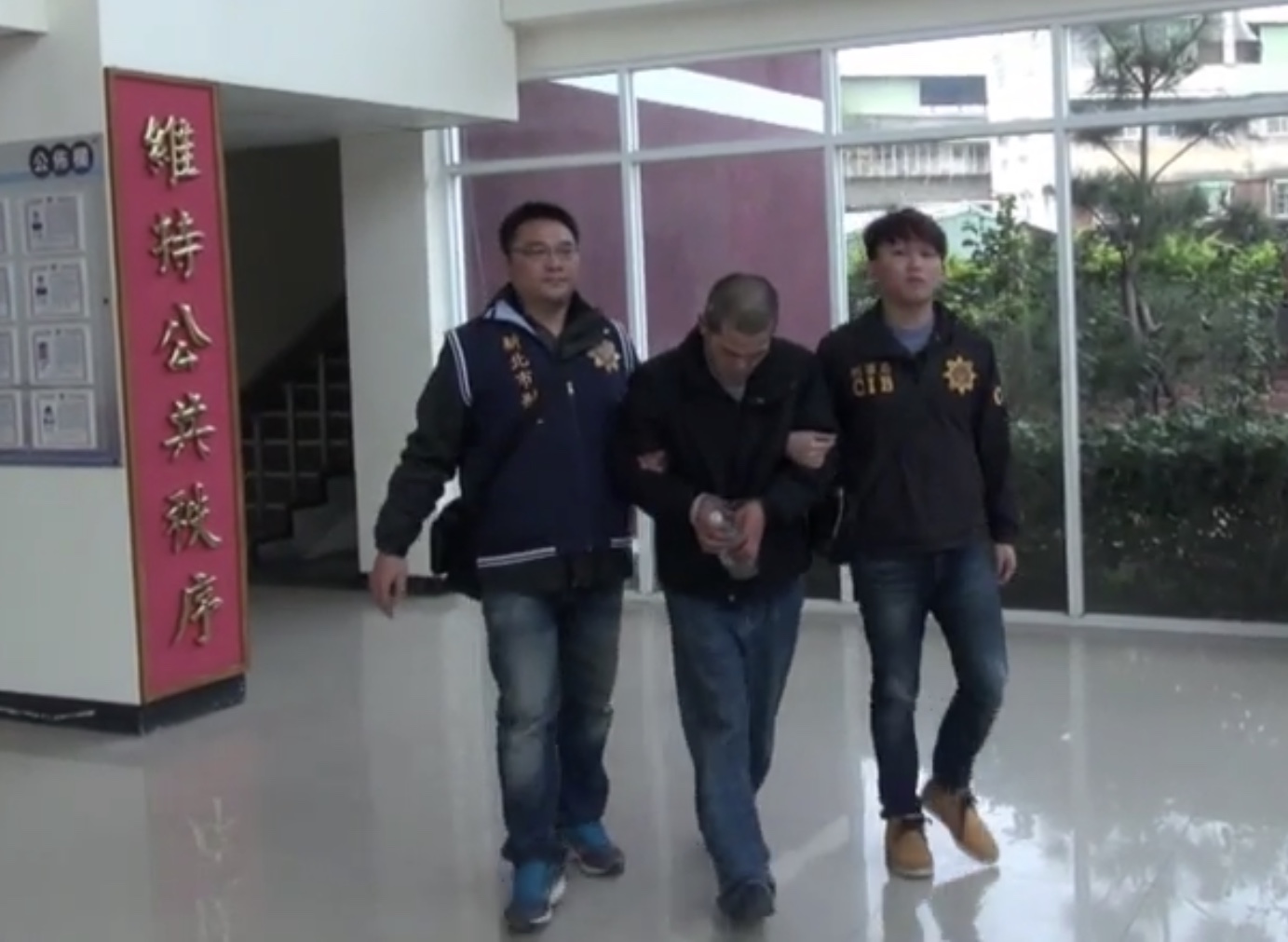 刑事局、新北刑大逮捕擁槍自重的張姓通緝犯。（刑事局提供）