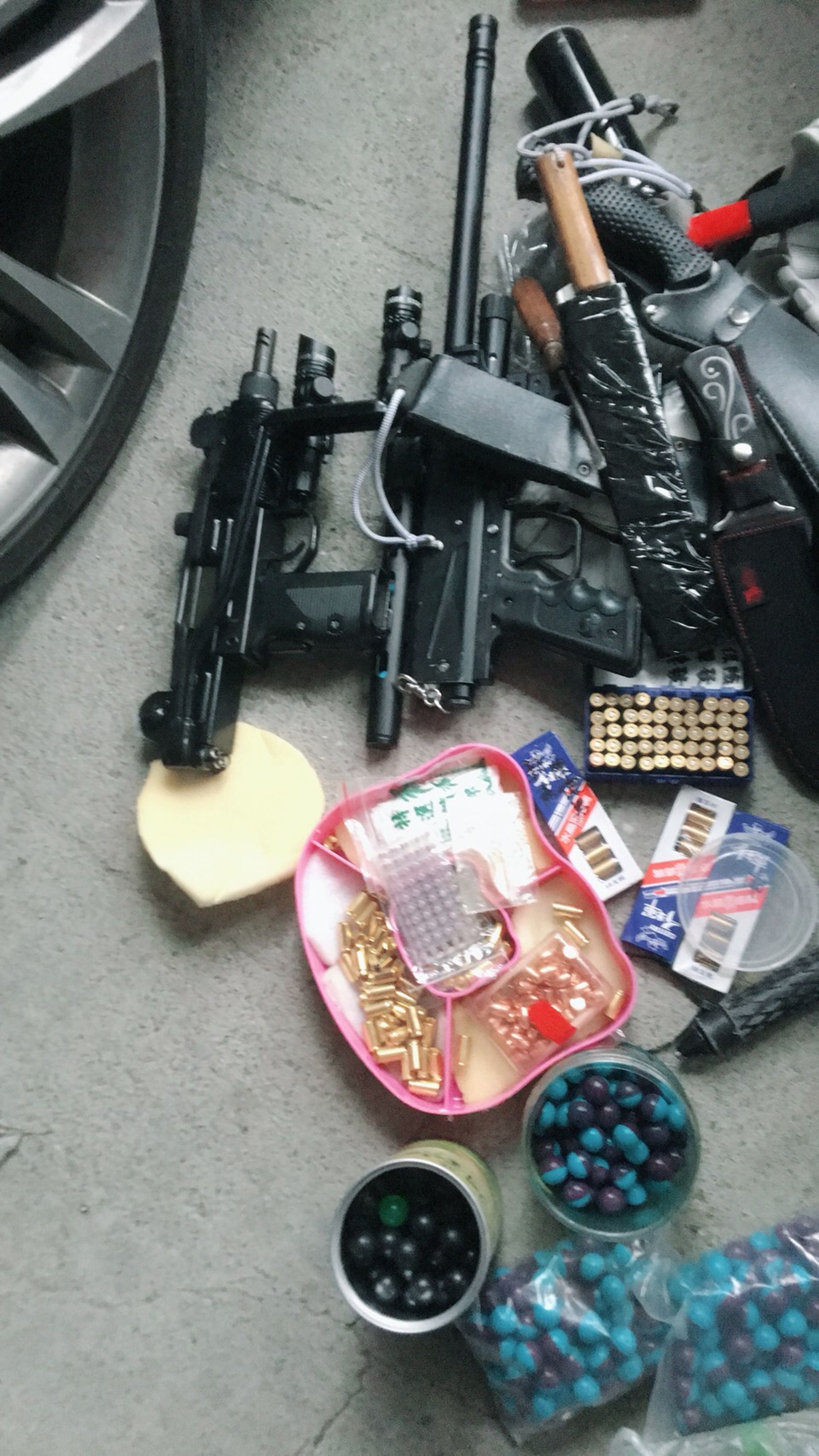 警方從張嫌車上，搜出以色列製衝鋒槍和多發子彈、毒品等贓物。（刑事局提供）
