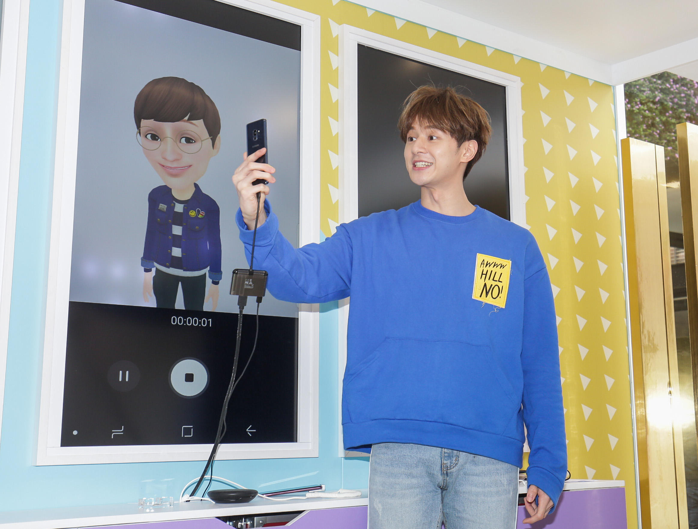 張軒睿出席手機活動，示範苦練許久的自拍技術，自言常把自己的臉得很大。（三星提供）