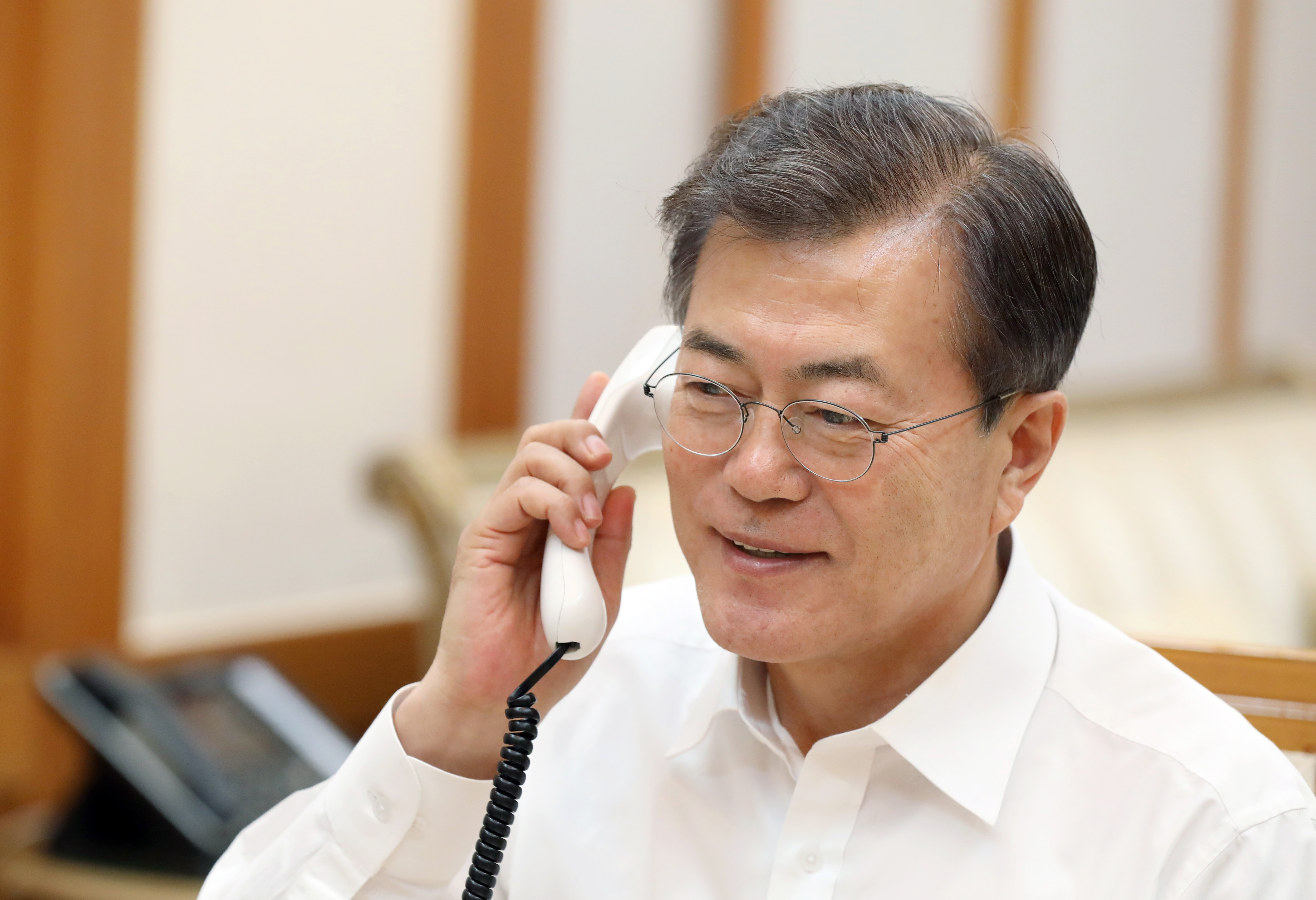 2018年1月10日，南韓總統文在寅和美國總統川普通電話，告知南北韓高層級官員會談結果。（東方IC）