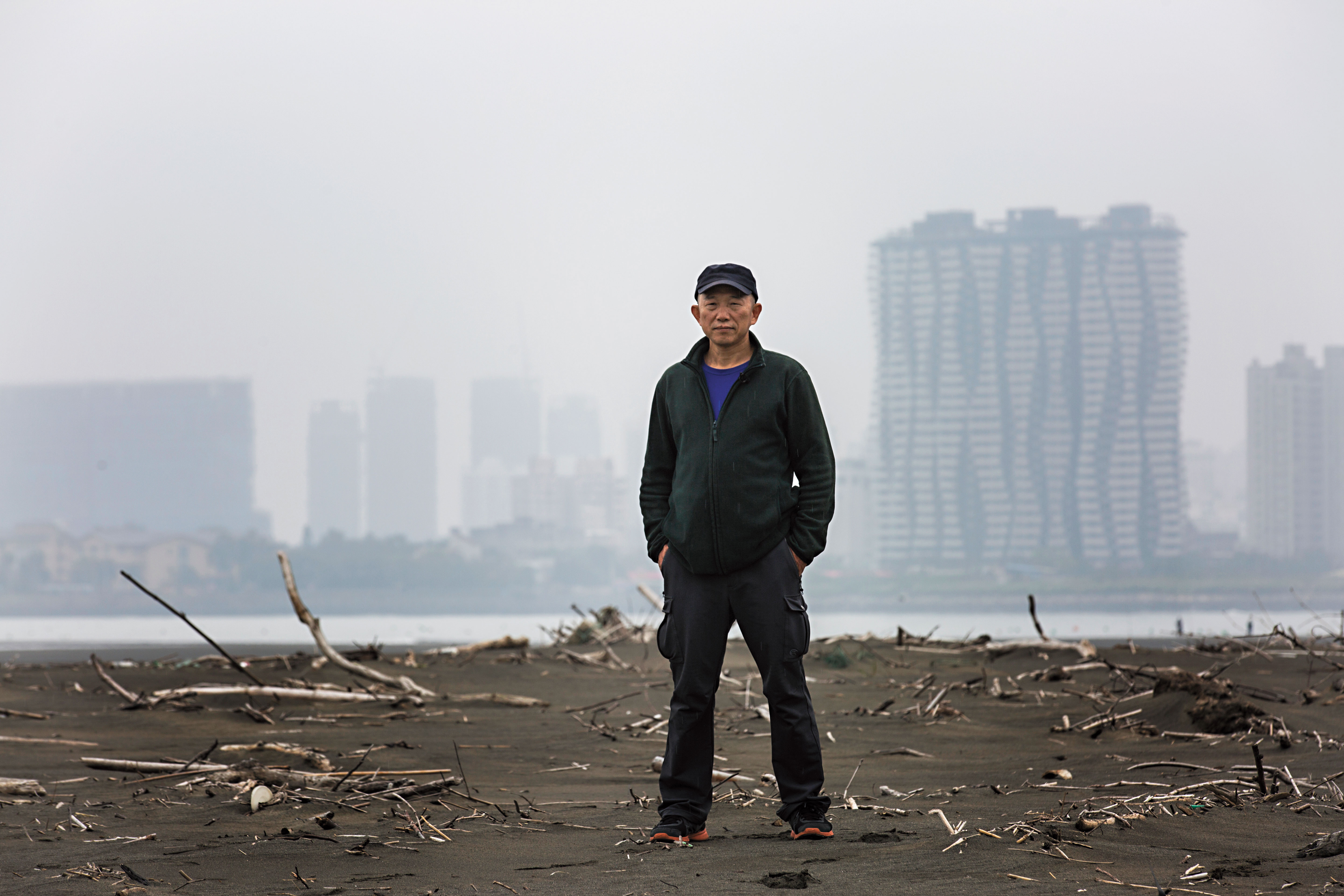 30年前柯金源就開始拍攝淡水河，淡水河口原是台灣8大美景之一，隨著淡海新市鎮的造鎮、台北港的擴建等，而今景觀與生態被嚴重破壞。