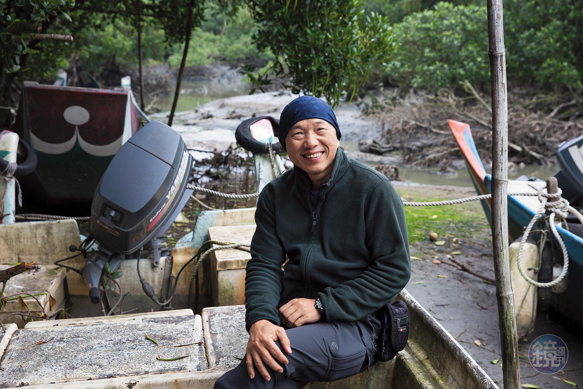 柯金源對我們解釋，淡水河口的紅樹林溼地不但生態豐富，也提供極佳的防護與緩衝，每當颱風或暴潮，漁民只要將船拉進紅樹林即可避難。