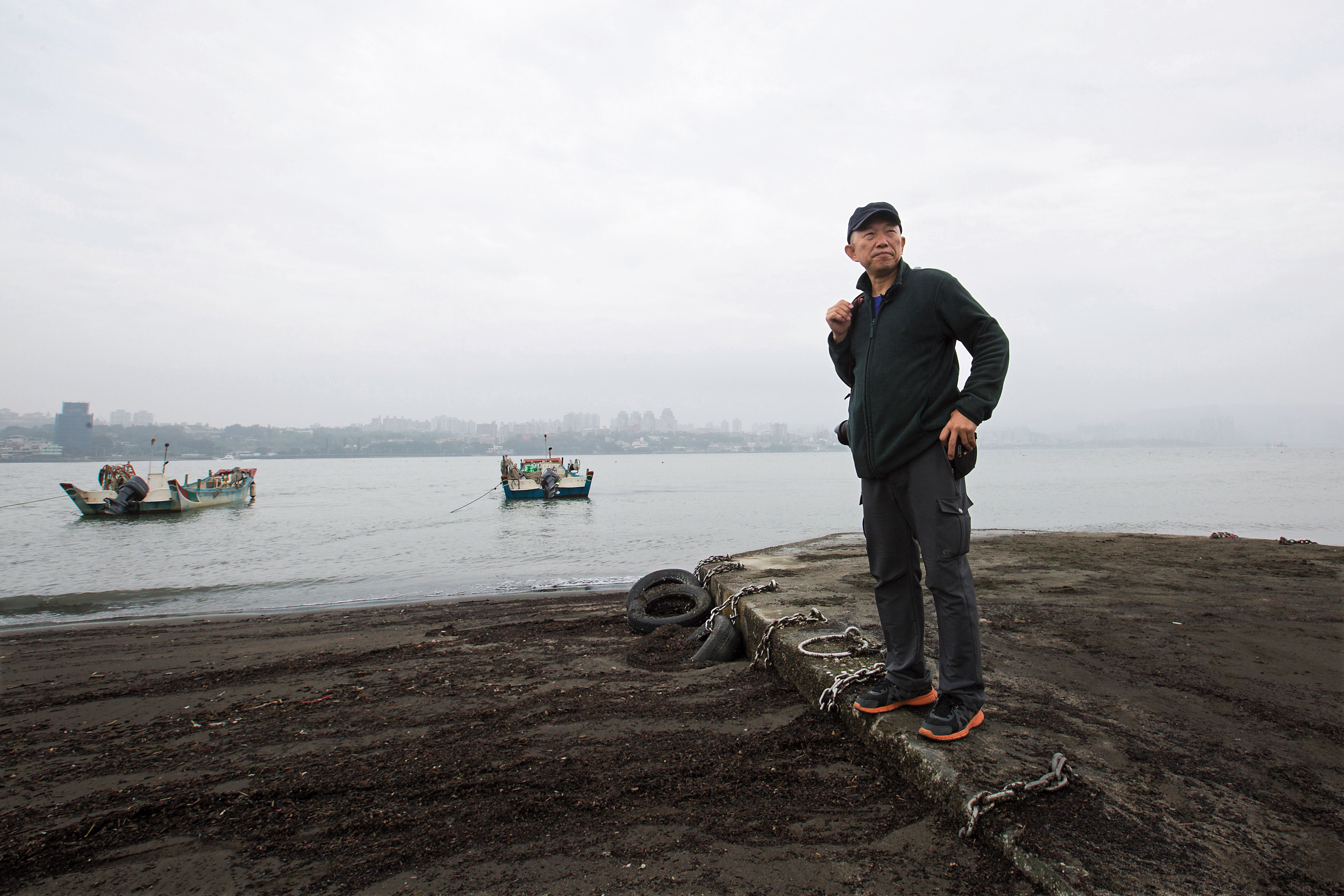 柯金源說，近年淡水河口嚴重淤積，他腳上所踏，是2年多前才剛興建的簡易碼頭，而今竟已遭泥沙掩埋。