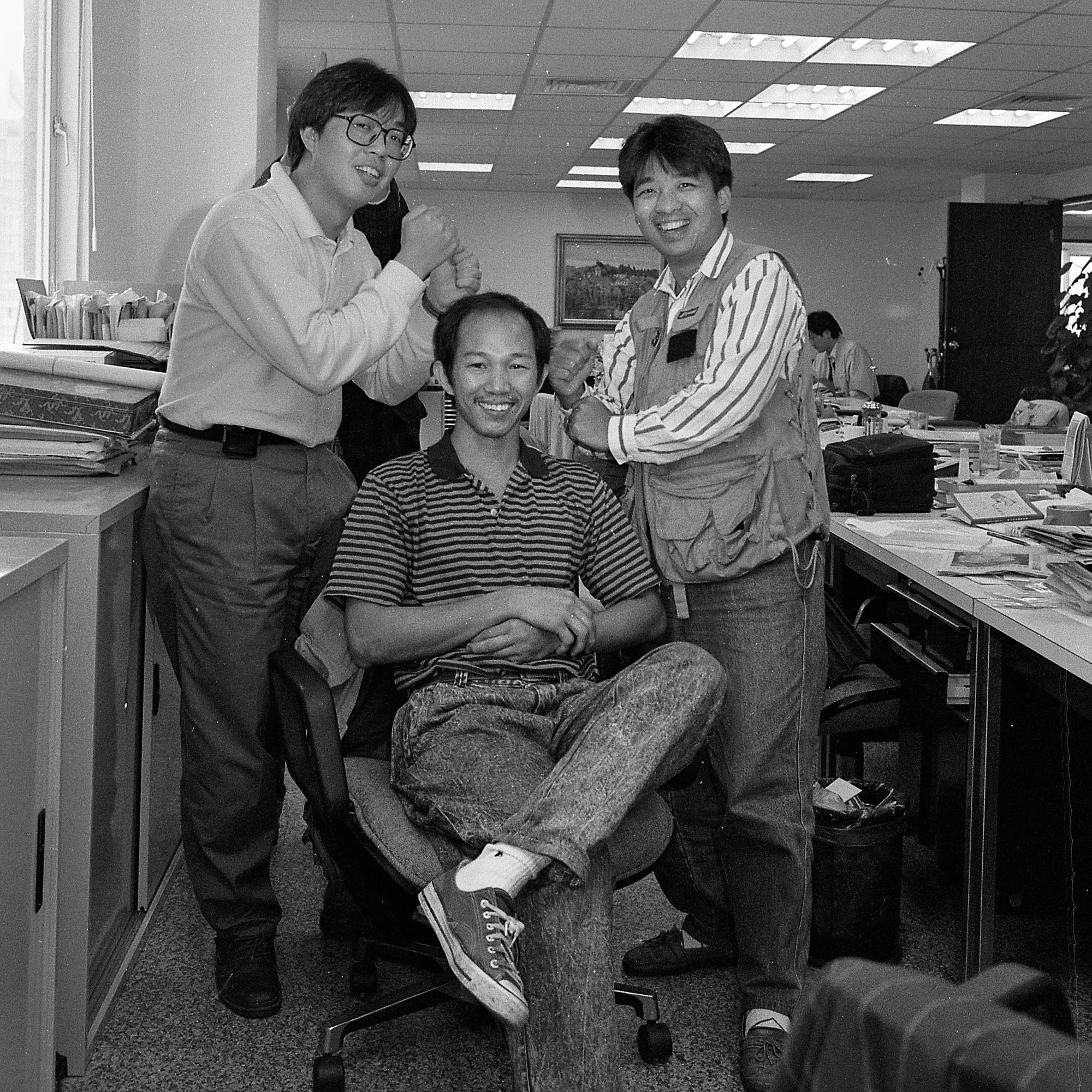 1992年柯金源（中）與財訊雜誌同事蕭榕（右）、周國偉（左）合影。（柯金源提供）