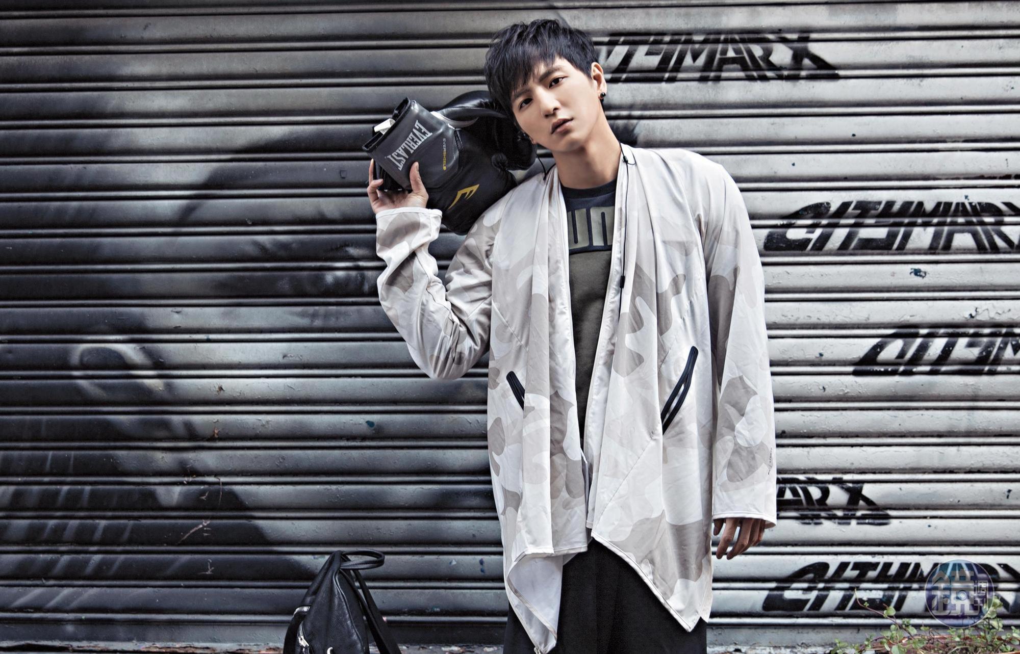 PUMA logo T-Shirt,約NT$1,280;PUMA多功能風衣,NT$8,580。