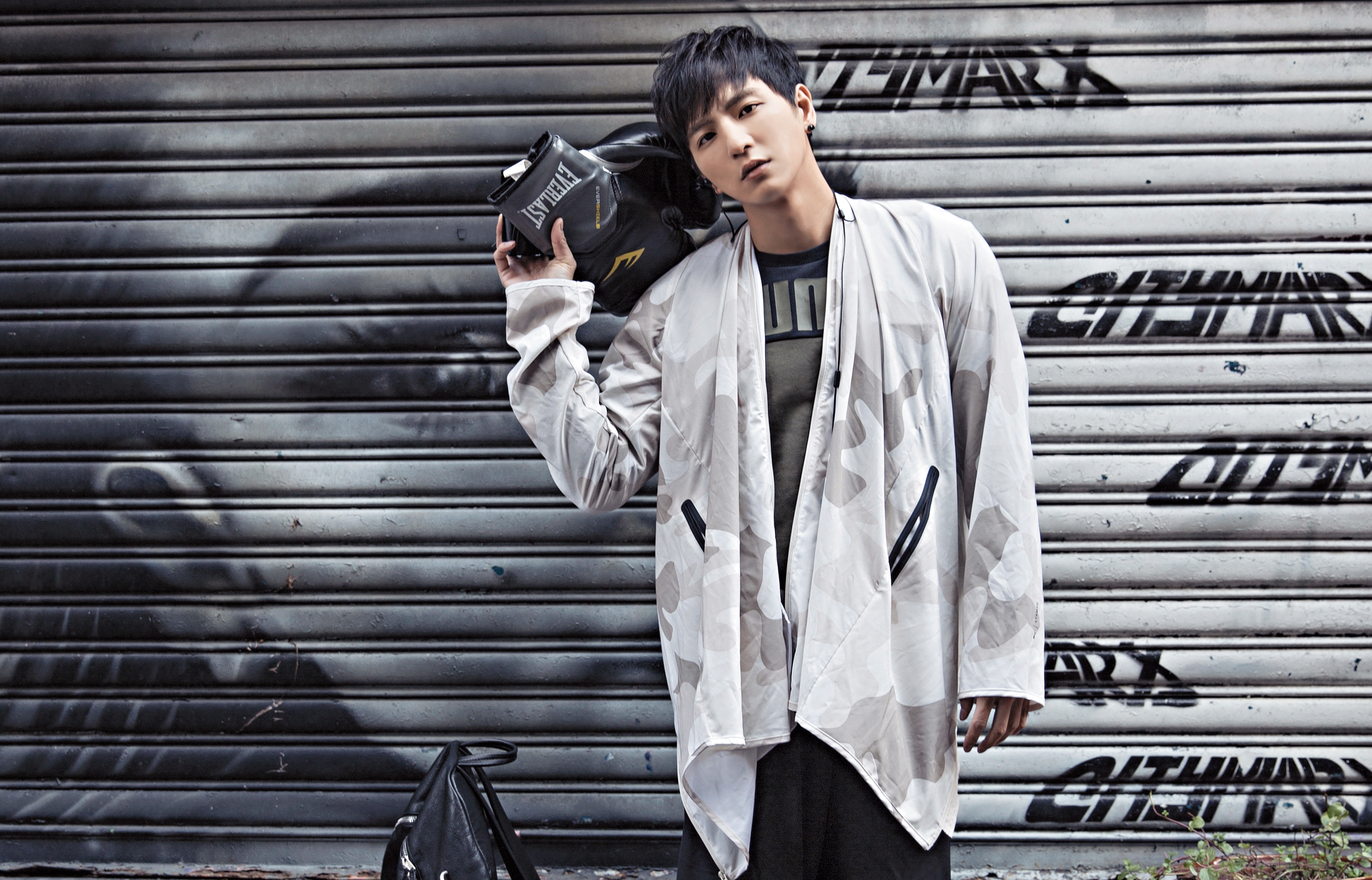 PUMA logo T-Shirt，約NT$1,280；PUMA多功能風衣，NT$8,580。