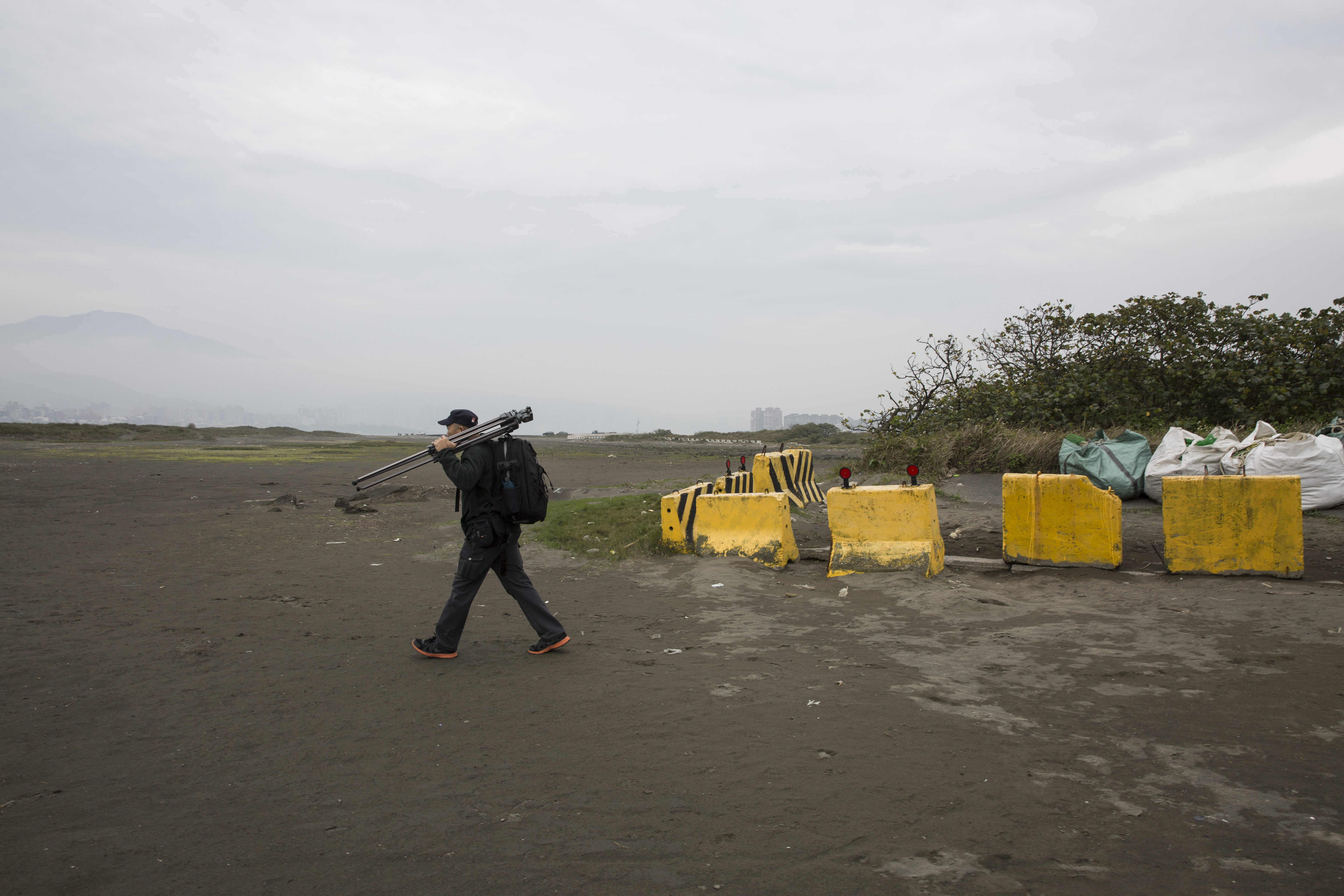 即使在沙灘甚至沙丘，柯金源依舊健步如飛，邊走邊拍幾個小時都不會累。