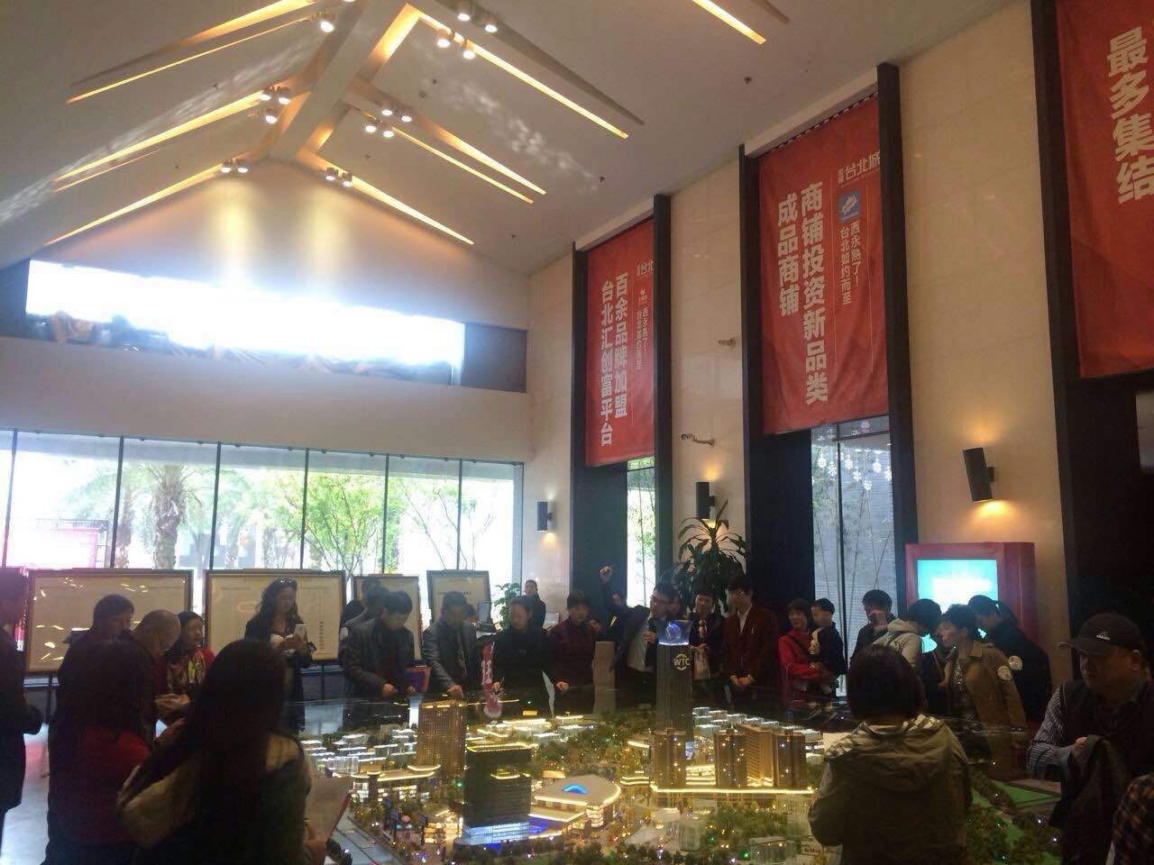 台北城最初開賣時，曾造成搶購熱潮，展售會上人潮絡繹不絕。（翻攝自傳送門）