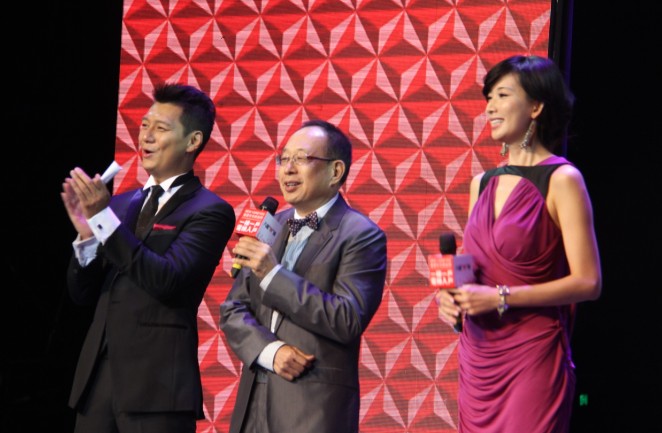 為推銷重慶台北城，旭陽董事長黃敏盛（中）請來第一名模林志玲（右）代言，主打原汁原味台北生活圈。（翻攝自搜狐）