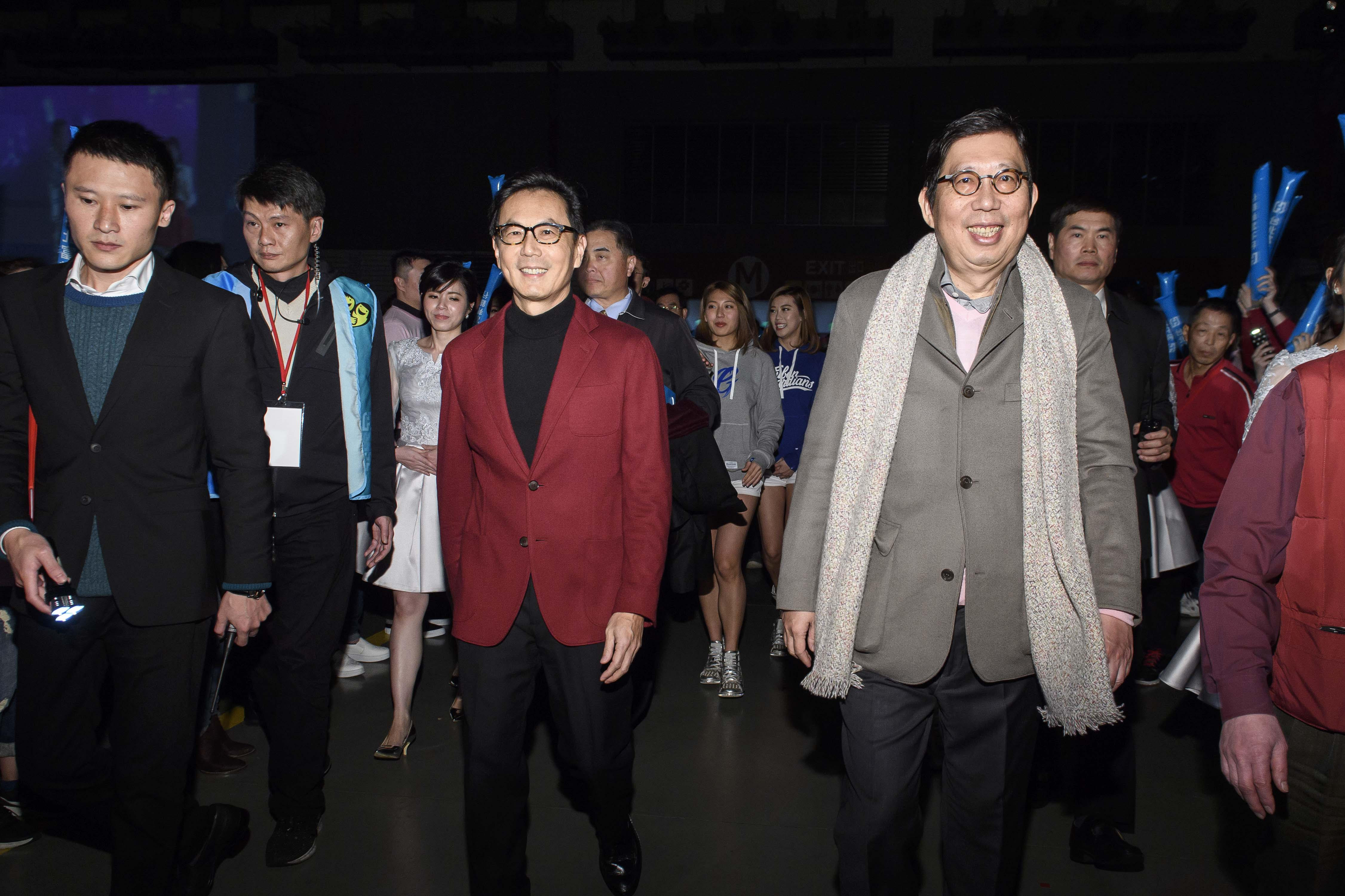 蔡明興(右一)感謝各界的厚愛,希望將機會留給後進年輕世代。