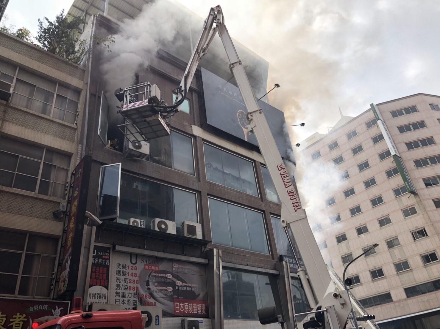 邵男因為積欠房租遭法院驅離後，疑似心生不滿縱火，樓下金礦咖啡倒楣遭波及， 蛋糕麵包全毀。（警消提供）
