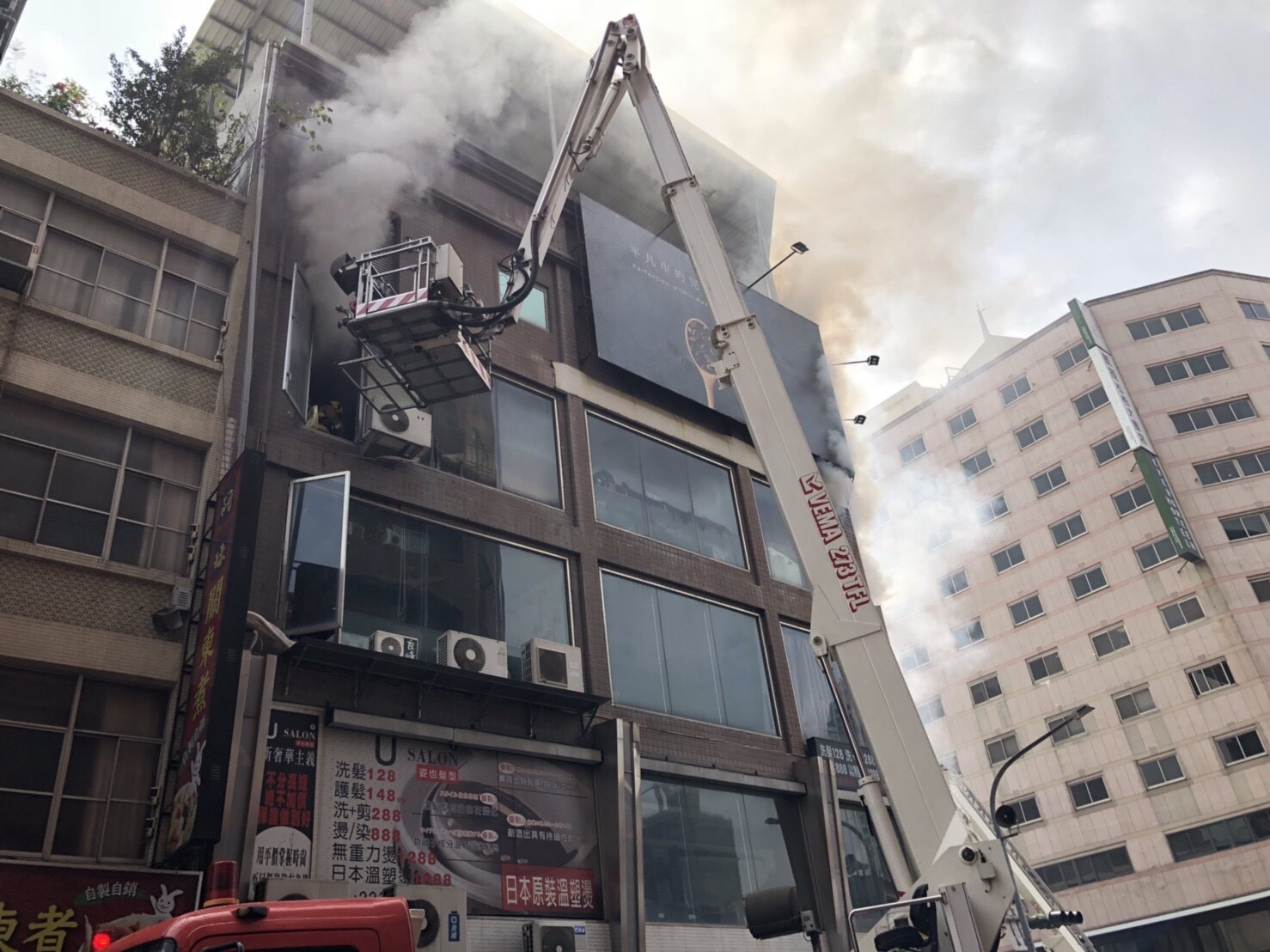 邵男因為積欠房租遭法院驅離後，疑似心生不滿縱火，樓下金礦咖啡倒楣遭波及， 蛋糕麵包全毀。（警消提供）