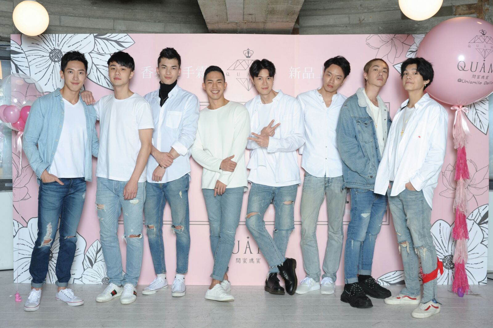 伊林「幻想男友」張哲偉（左起）、施柏宇、紀璽安、楊鎮、吳珝陽、鄭祺丰、陳信維、王翔永等人帥氣登場。（伊林娛樂提供）