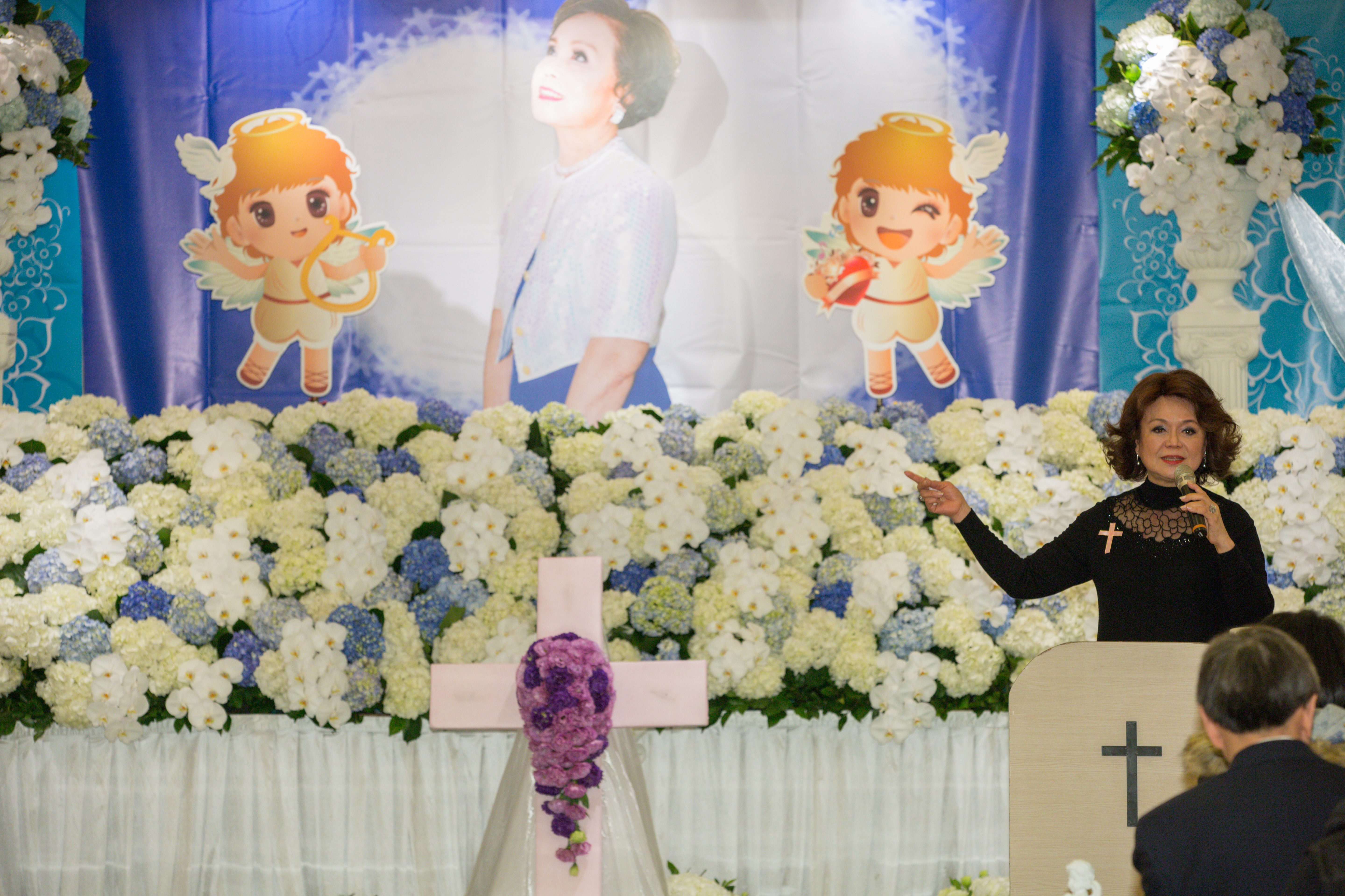 侯麗芳上台致詞時，忍不住哽咽落淚。