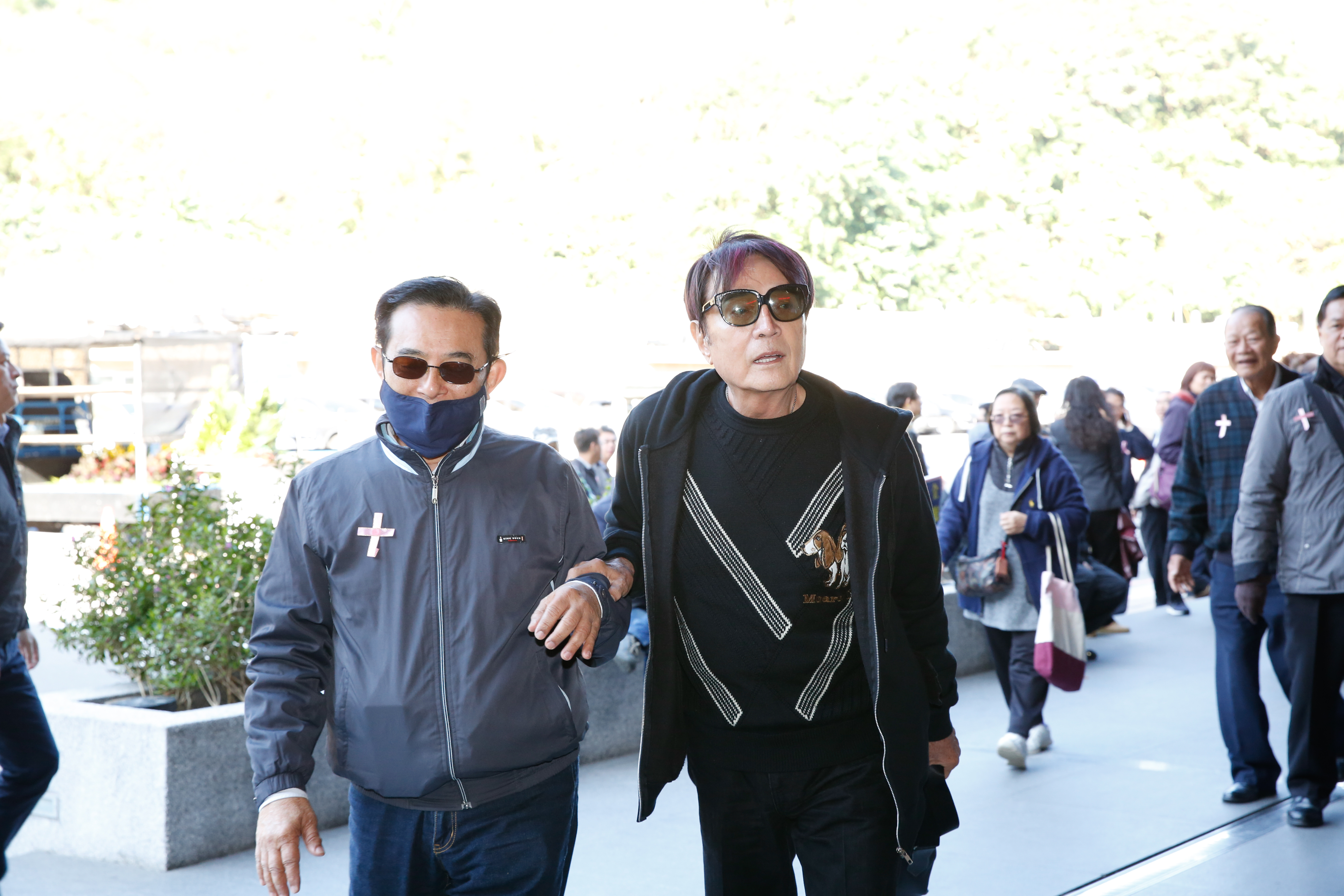 85歲的林沖在友人攙扶下進場，送美黛最後一程。