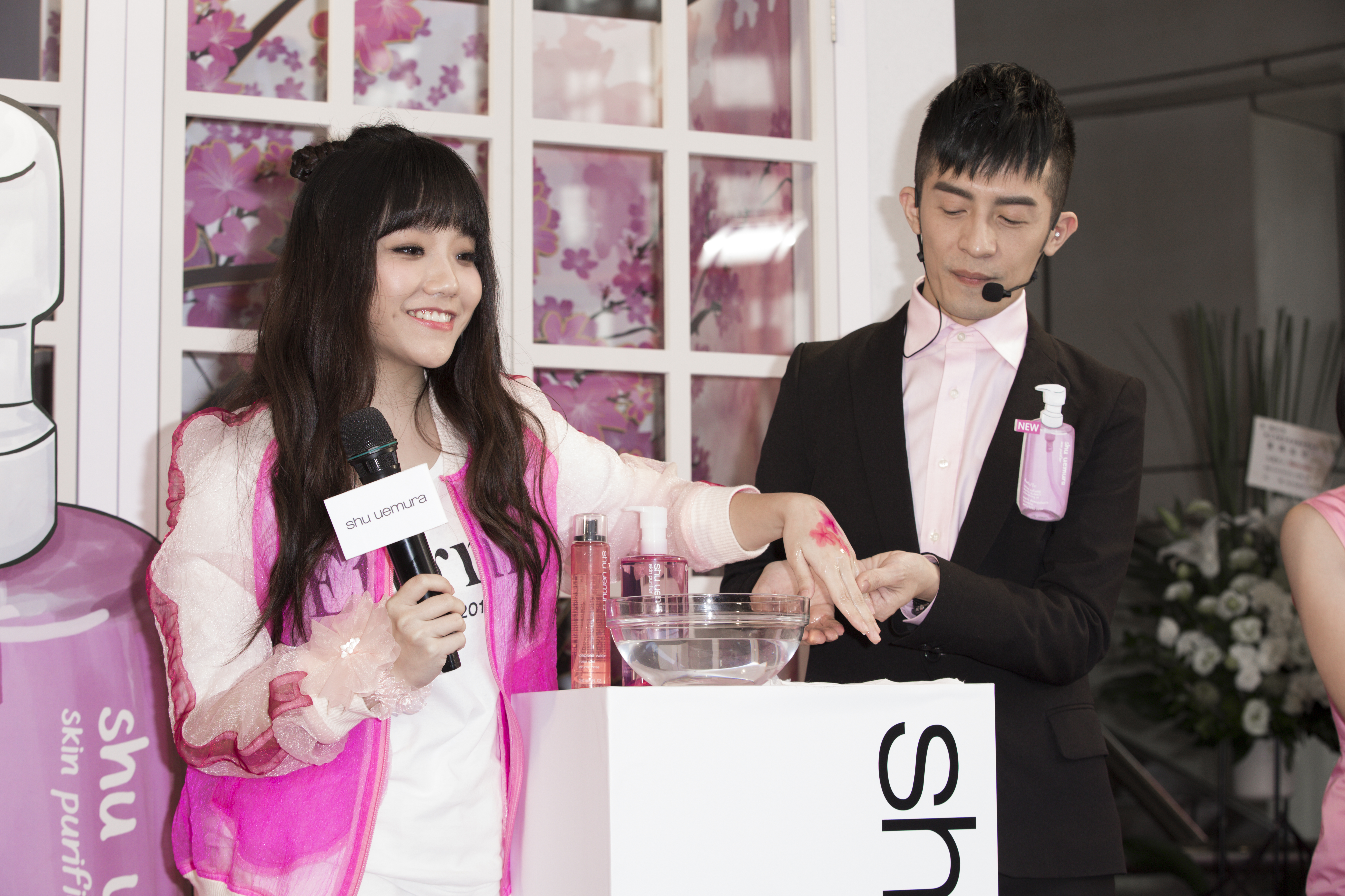 安那近來邀約滿檔，10日受邀出席化妝品活動。