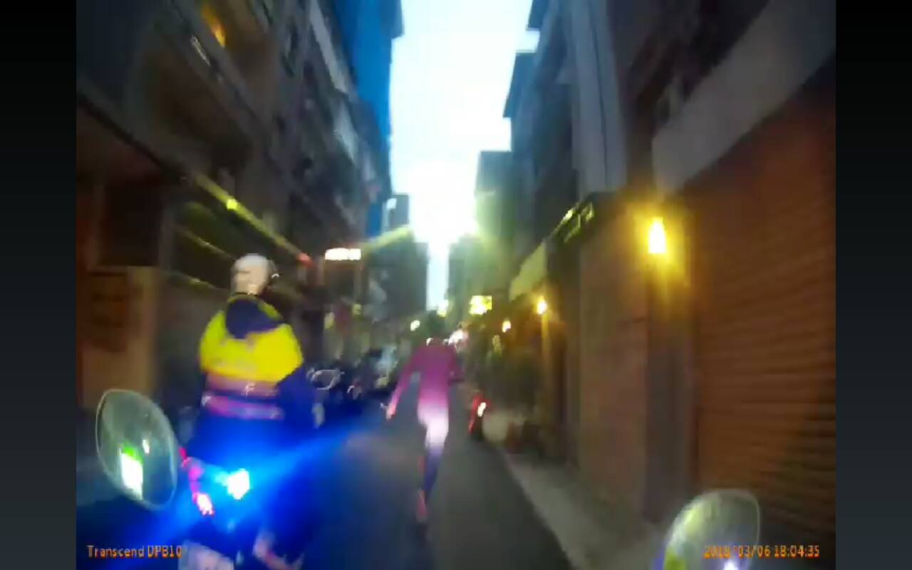 阮姓越南移工於台北市大安區路上奔逃，嚇壞了一旁的用路人。（警方提供）