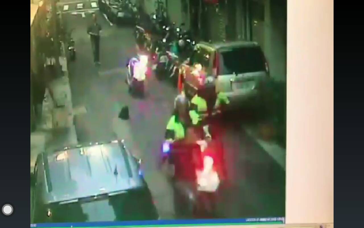 在警用摩托車的夾擊下,阮姓越南移工才束手就逮。(警方提供)