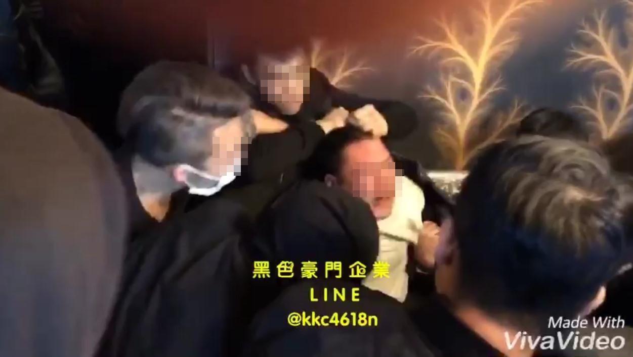 玩家懷疑蔡男戴著隱形眼鏡出老千，勒著他脖子要他交出眼鏡。（黑色豪門企業提供）