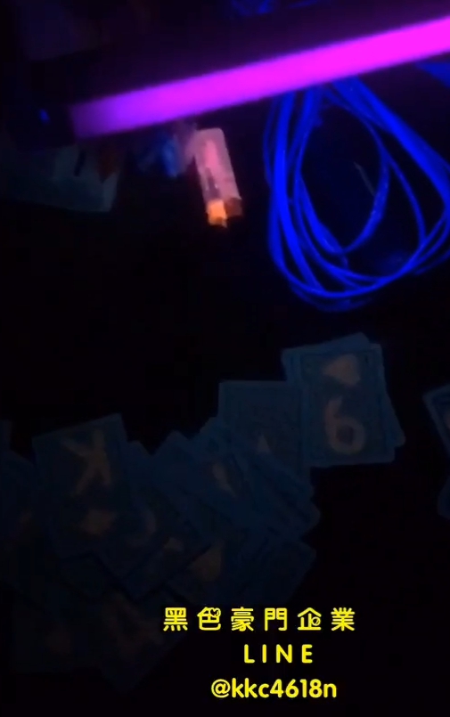 玩家懷疑蔡男玩撲克牌出老千,在特殊燈光下,撲克牌全現形。(黑色豪門企業提供)