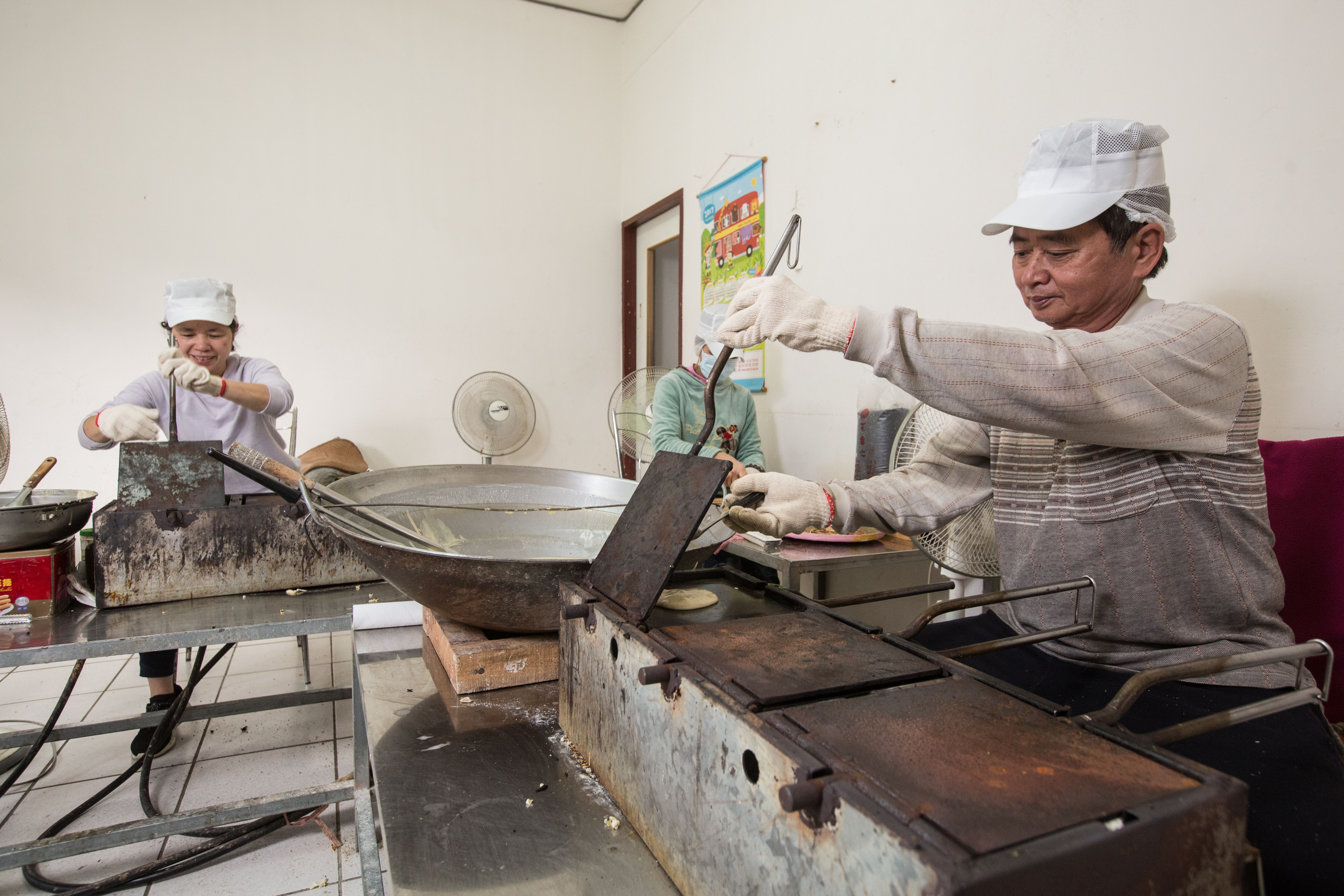 楊仁彬（右）與楊昭鑾（左）兄妹原本無意接手老店，是母親過世後，禁不住老客人頻頻詢問，才憑記憶摸索調整配方，重振招牌。