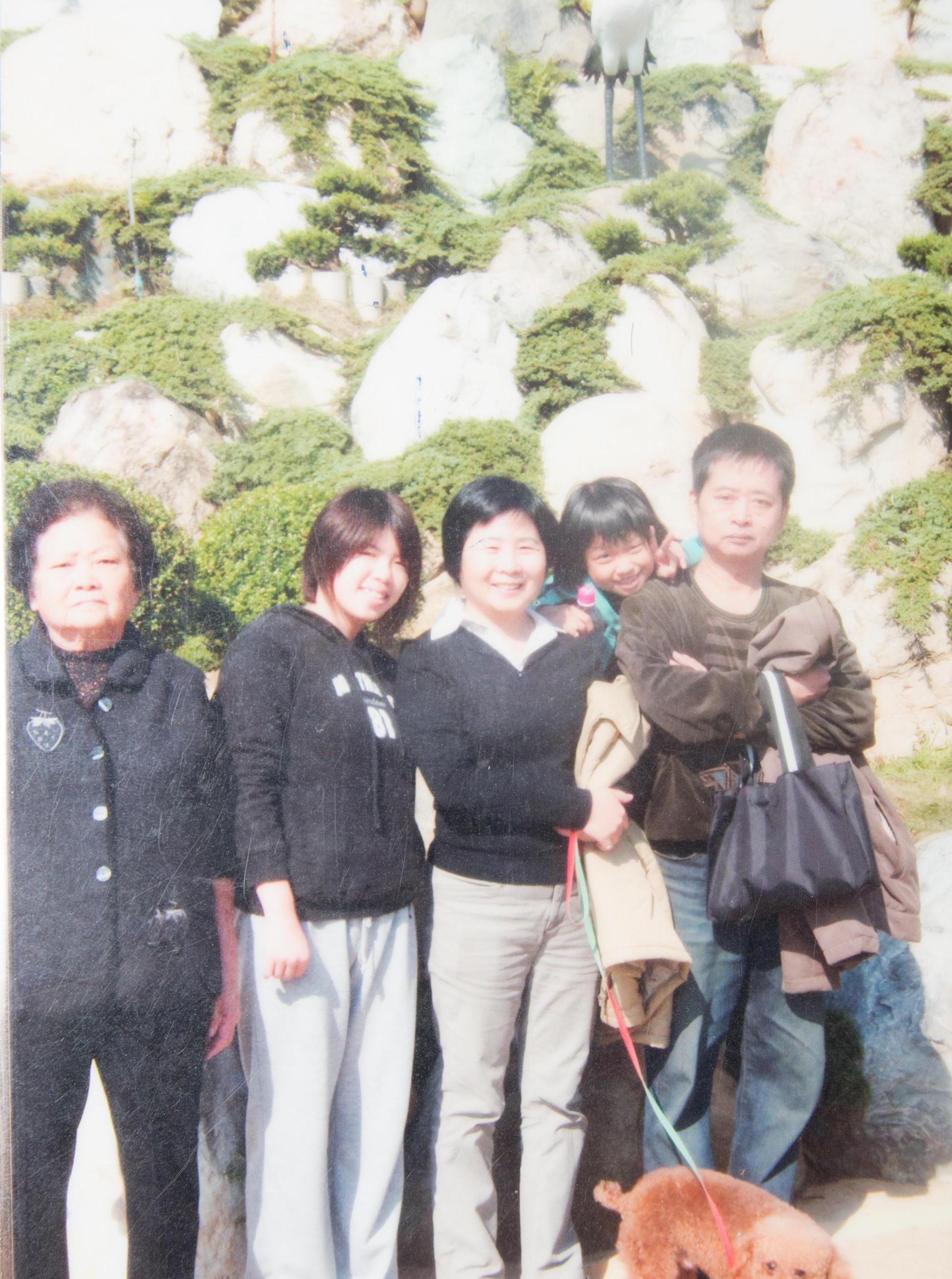 楊玉釵驟逝前1天還開開心心跟著兒子媳婦一家人出遊。（獅伯百年手工煎餅提供）