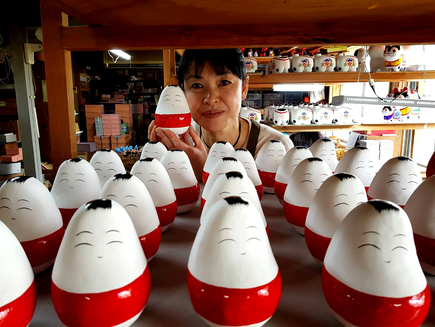 為了挽救地震後的業績，野澤民藝第二代早川美奈子將原本傳統圖案的張子變身成各種花色，為老店找到新契機。