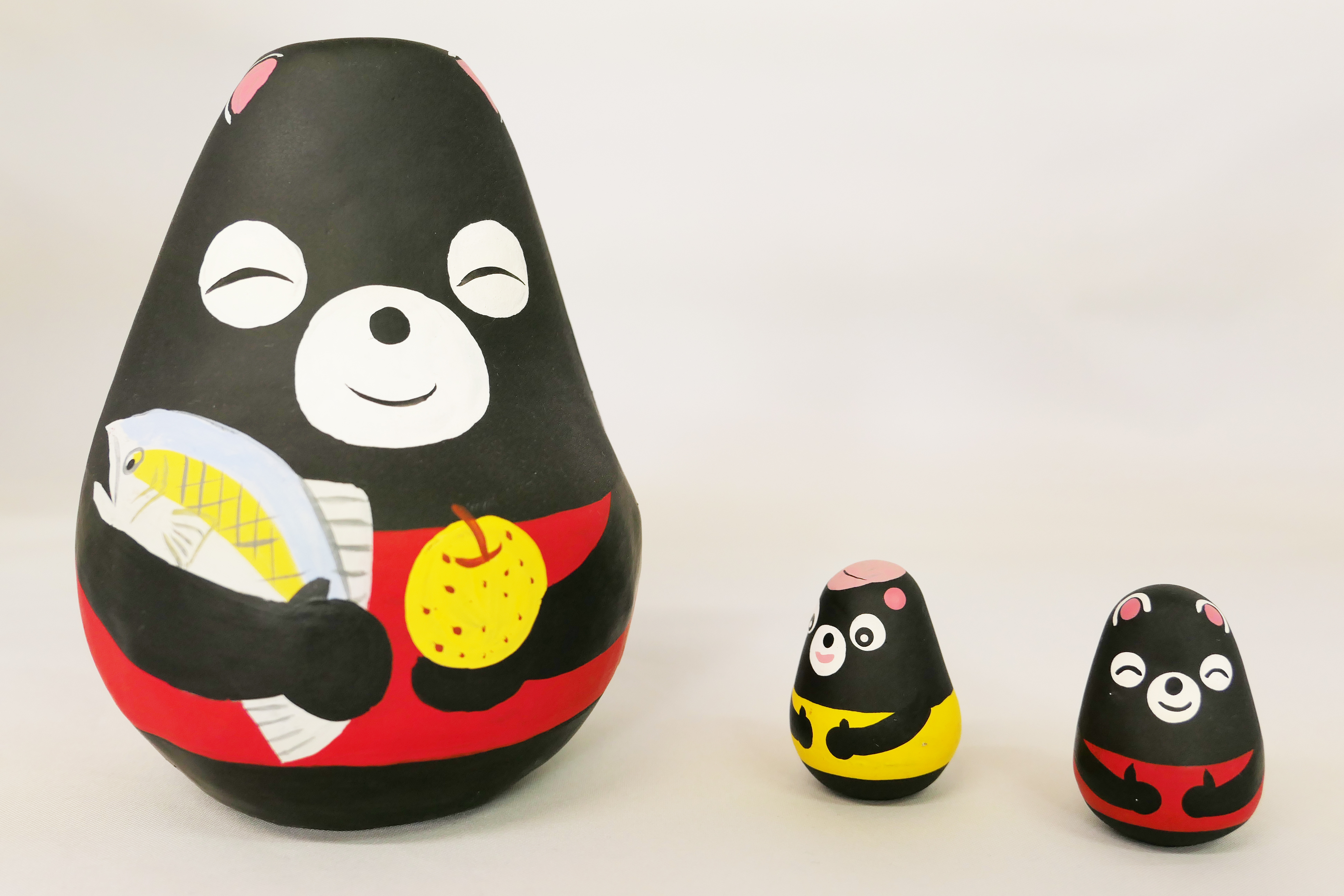 大熊町居民舉村到會津地區避難，在野澤民藝第二代早川美奈子傳授輔導下，他們把代表大熊町的吉祥物熊、水梨以及魚畫在小法師上，設計了一款「小熊小法師」。