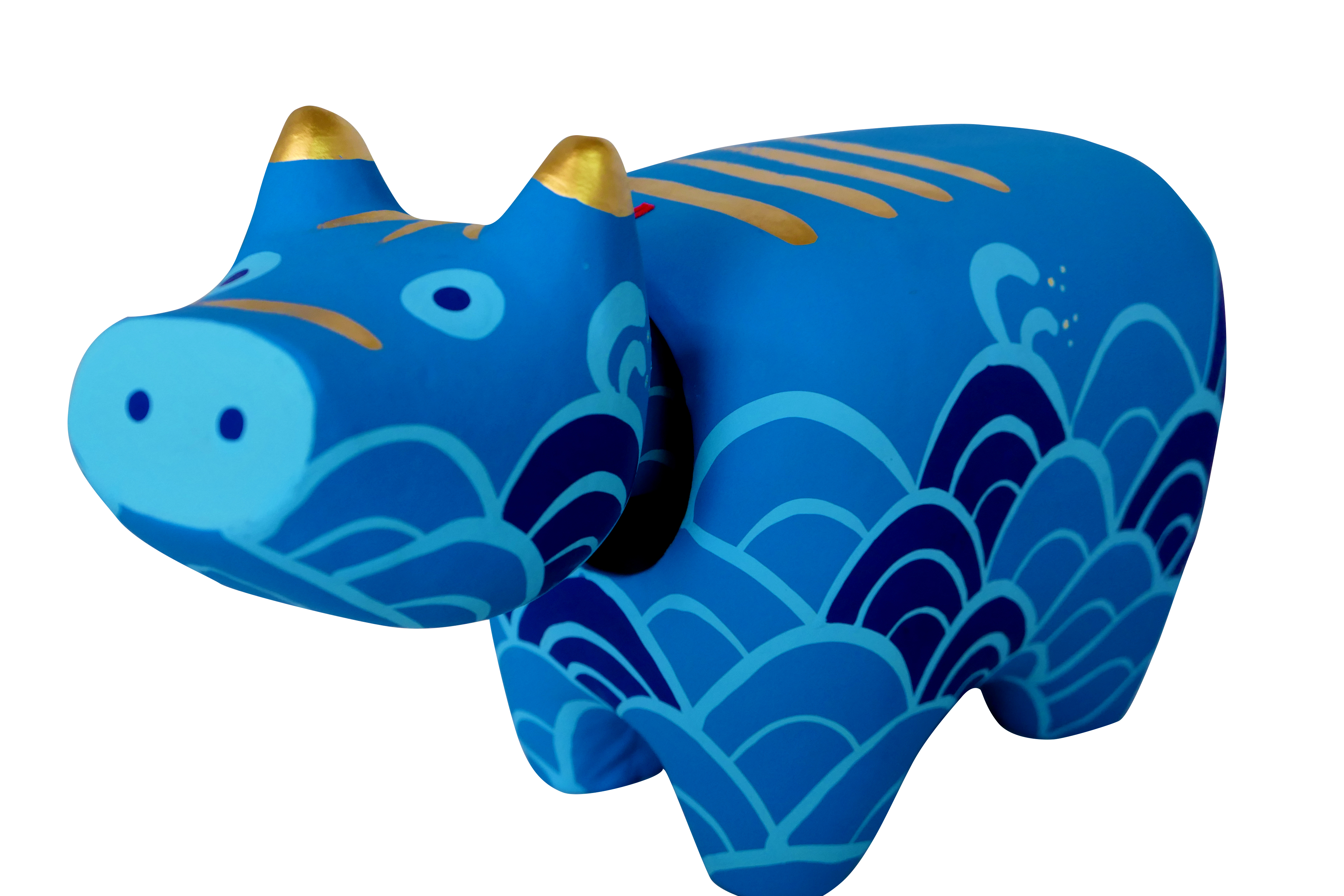 傳統紅牛之外，野澤民藝採用「青海波」作為紅牛圖案，象徵幸福像海浪一樣一波又一波的推向自己。