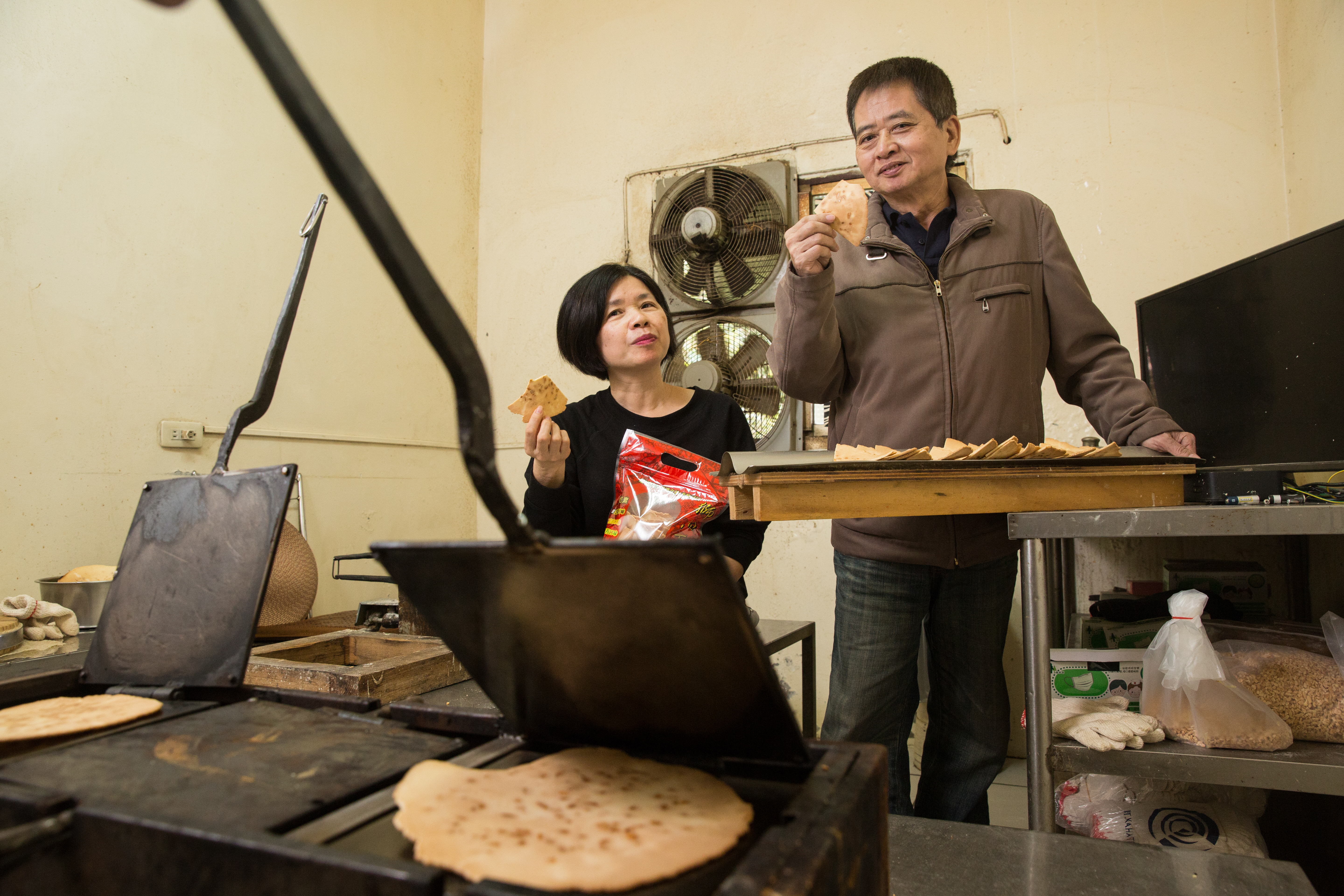 加入大量花生粒的花生煎餅，楊仁彬（右）與楊昭鑾（左）兄妹私心最愛的口味。