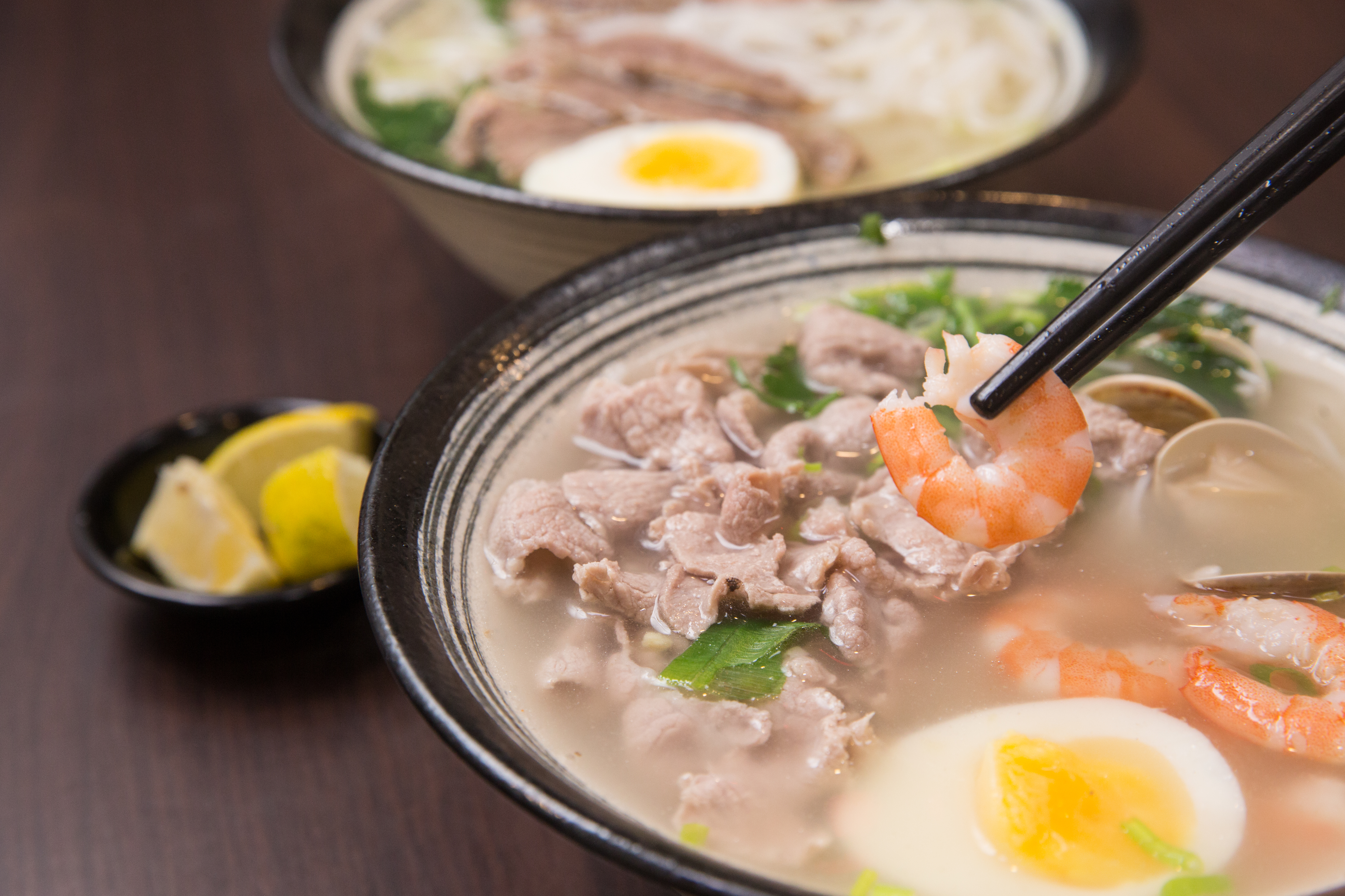 陳家安耕家傳美食館的招牌豬肉海鮮河粉,湯頭清淡卻料多味美。(140元/碗)