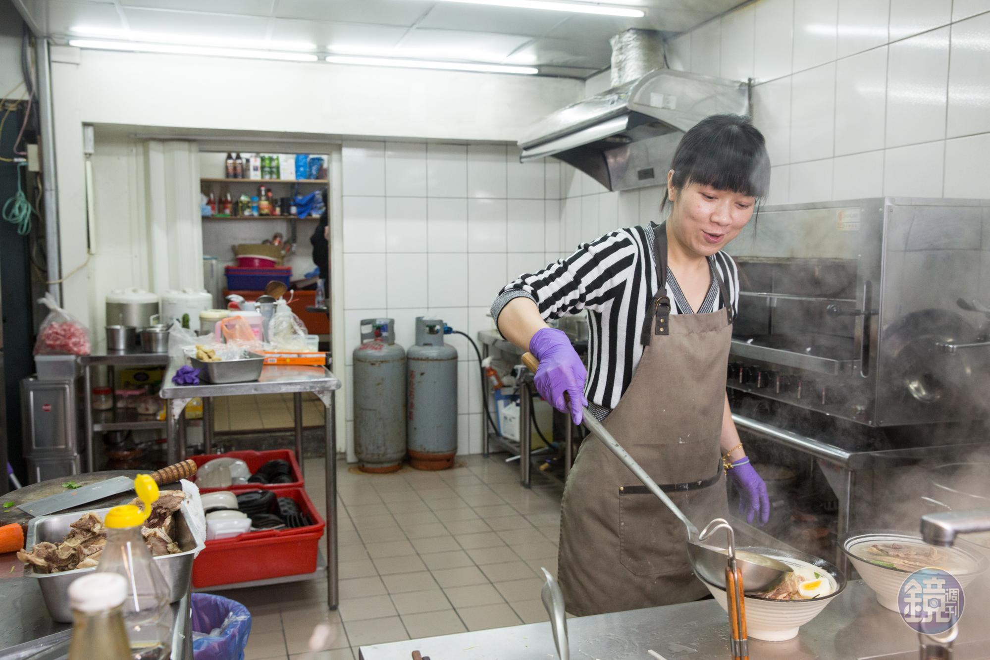 陳家安耕家傳美食館負責人陳芷涵是單親越南媽媽,做生意拉拔2個孩子長大。