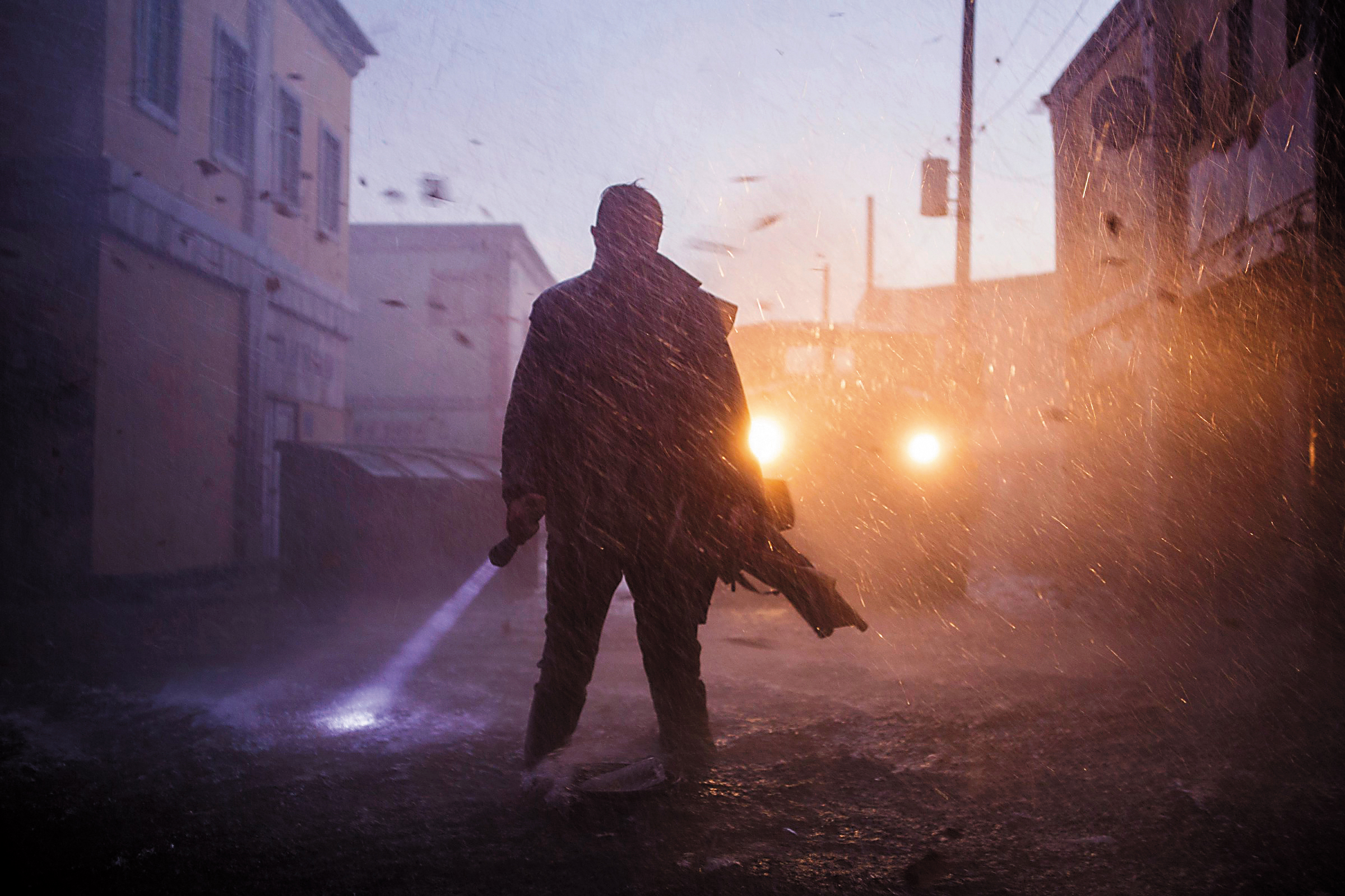 《玩命颶風》同時滿足愛看氣候災難片與犯罪爽片的雙重要求，颶風特效真實，搶案的設計也夠精巧，爽度滿點。（甲上提供）