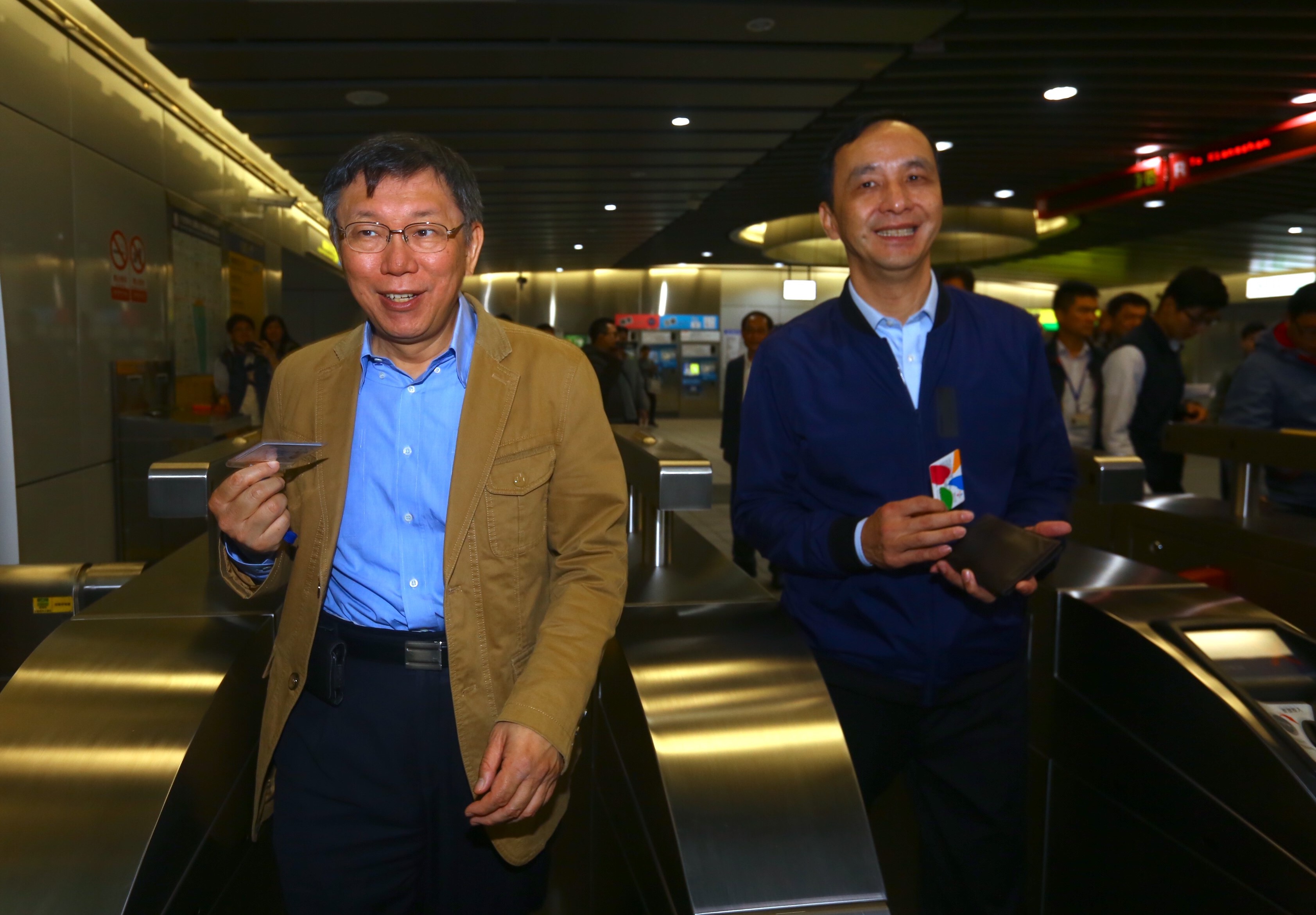 台北市長柯文哲（左）和新北市長朱立倫（右）12日一同搭乘捷運到大安森林公園捷運站，出席「公共運輸定期票」發布記者會。