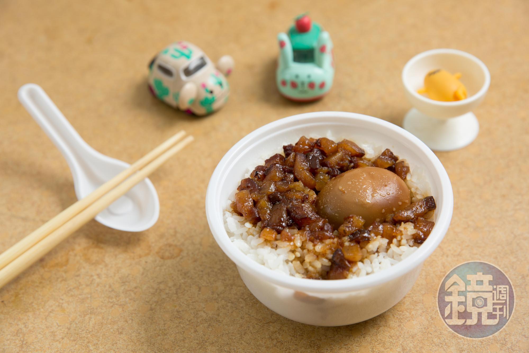 為了畫漫畫,盧卡斯幾乎足不出戶,唯一出門是為了買午餐的滷肉飯。