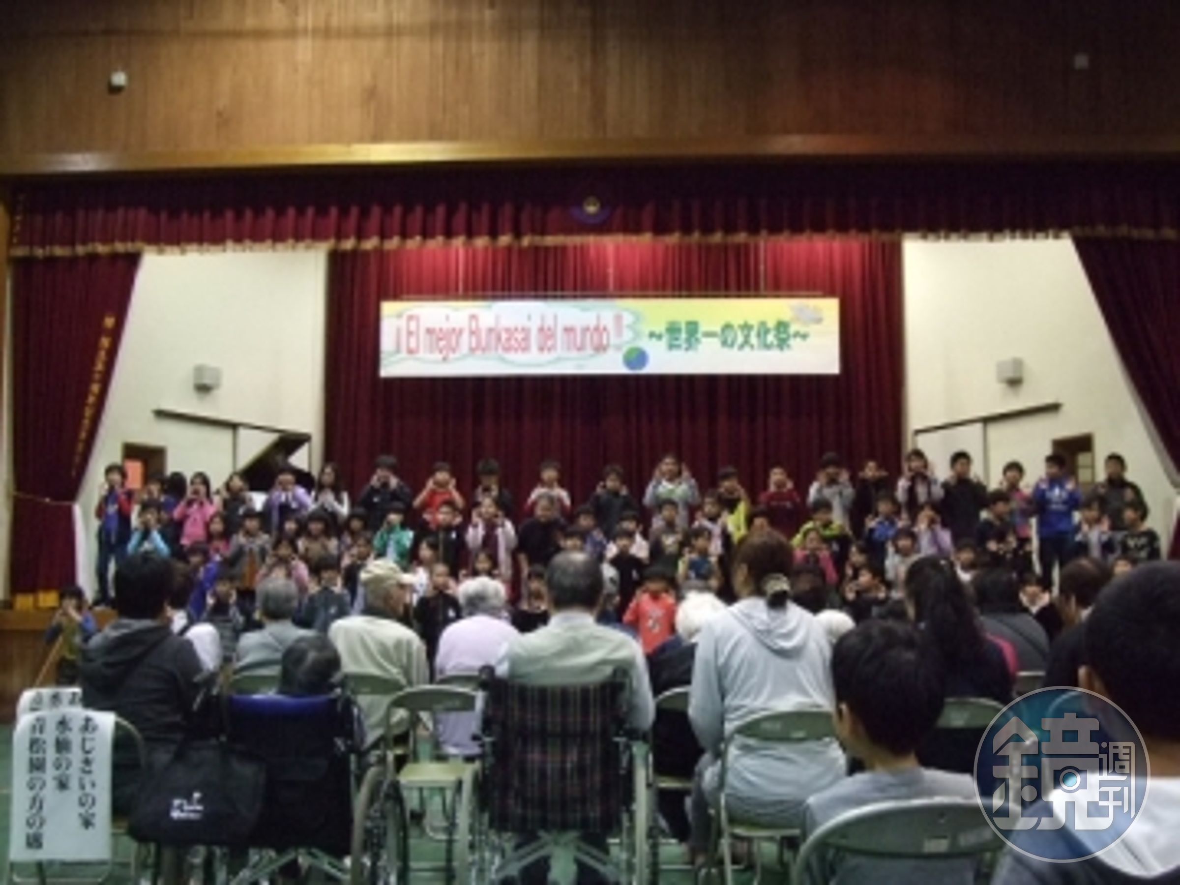 三重縣敬和小學校文化祭一景，照片中可見許多不似日本人的黝黑臉孔。橫幅中「El mejor bunkasai de mundo」為西語「世界最棒的文化祭」之意。（翻攝自敬和小學校官網）