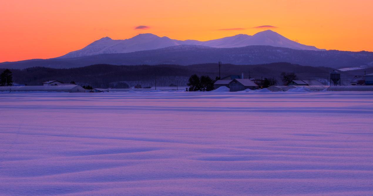北海道內陸的東川町,雖然近年來人口流失嚴重,已有五區域成為零居民的「消滅集落」,但其自然風光,也頗受觀光客與移民的注目。(翻攝自東川町官網)