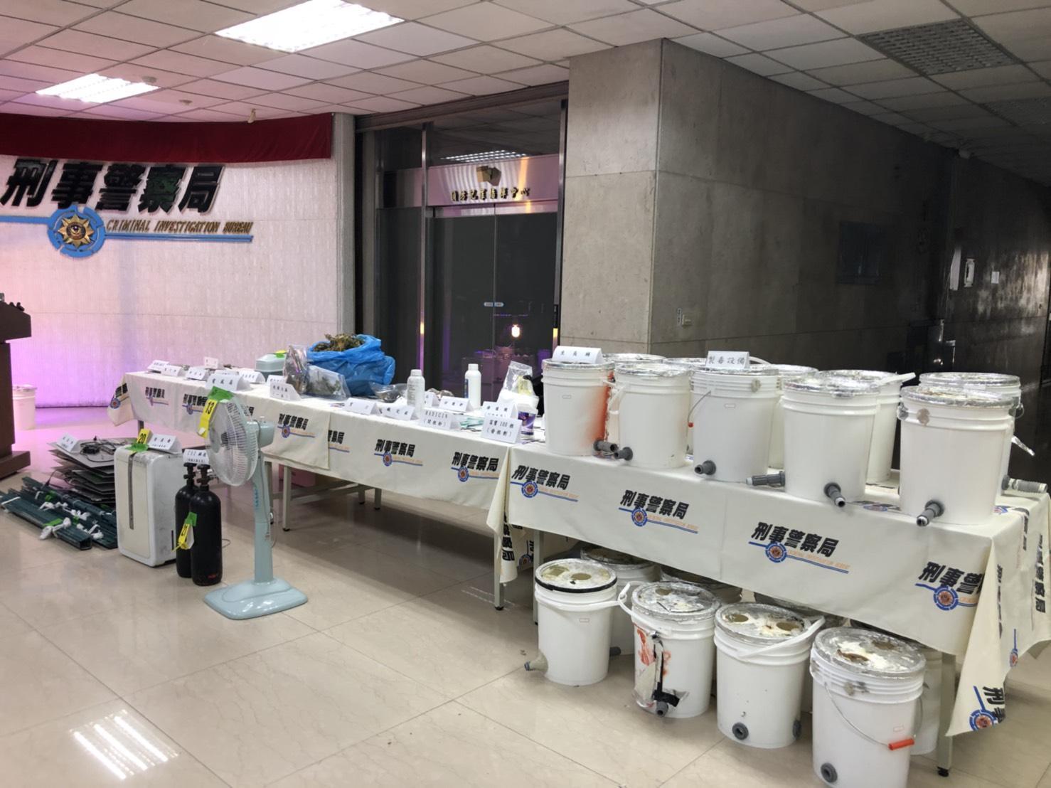 陳嫌透過網路購買栽種器具。（刑事局提供）