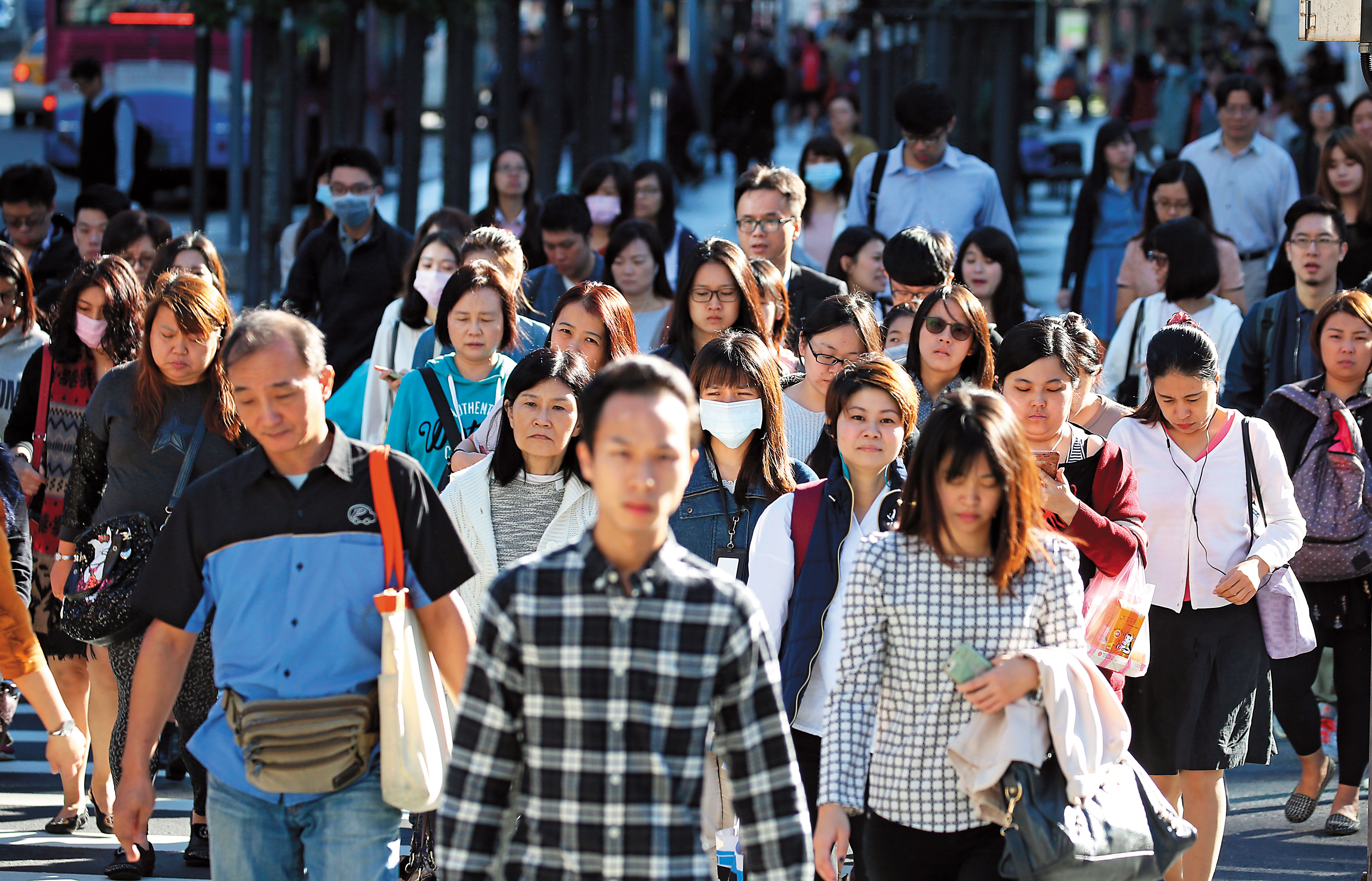 台灣拉高基本工資的政策實際已經「爆表」了，2萬2千元的基本工資，是勞工平均月薪3萬8,600元的57％。