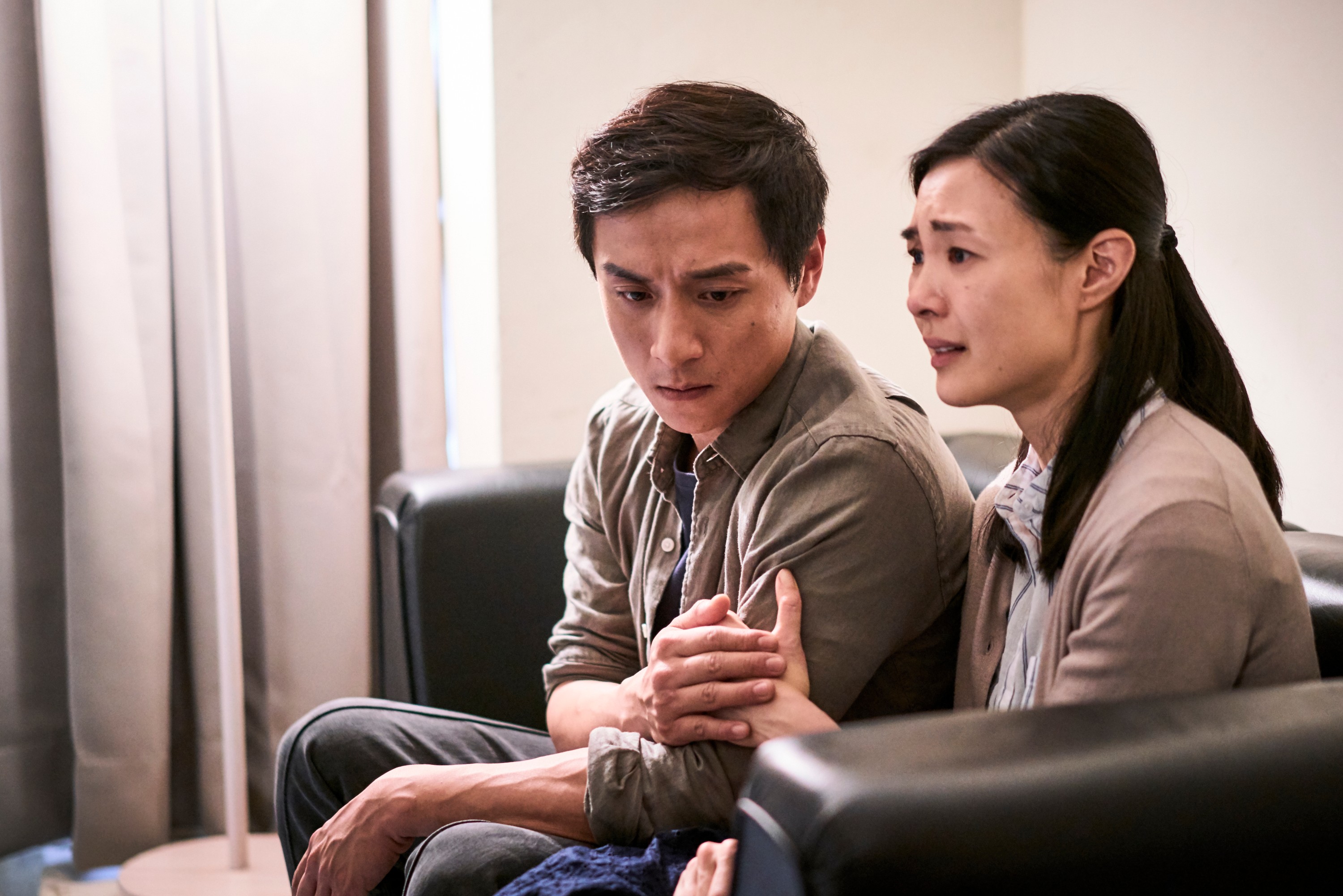 《上岸的魚》描述一對夫妻( 鄭人碩、曾珮瑜飾)因兒子擁有前世記憶,波及夫妻倆美滿婚姻。(海鵬影業)