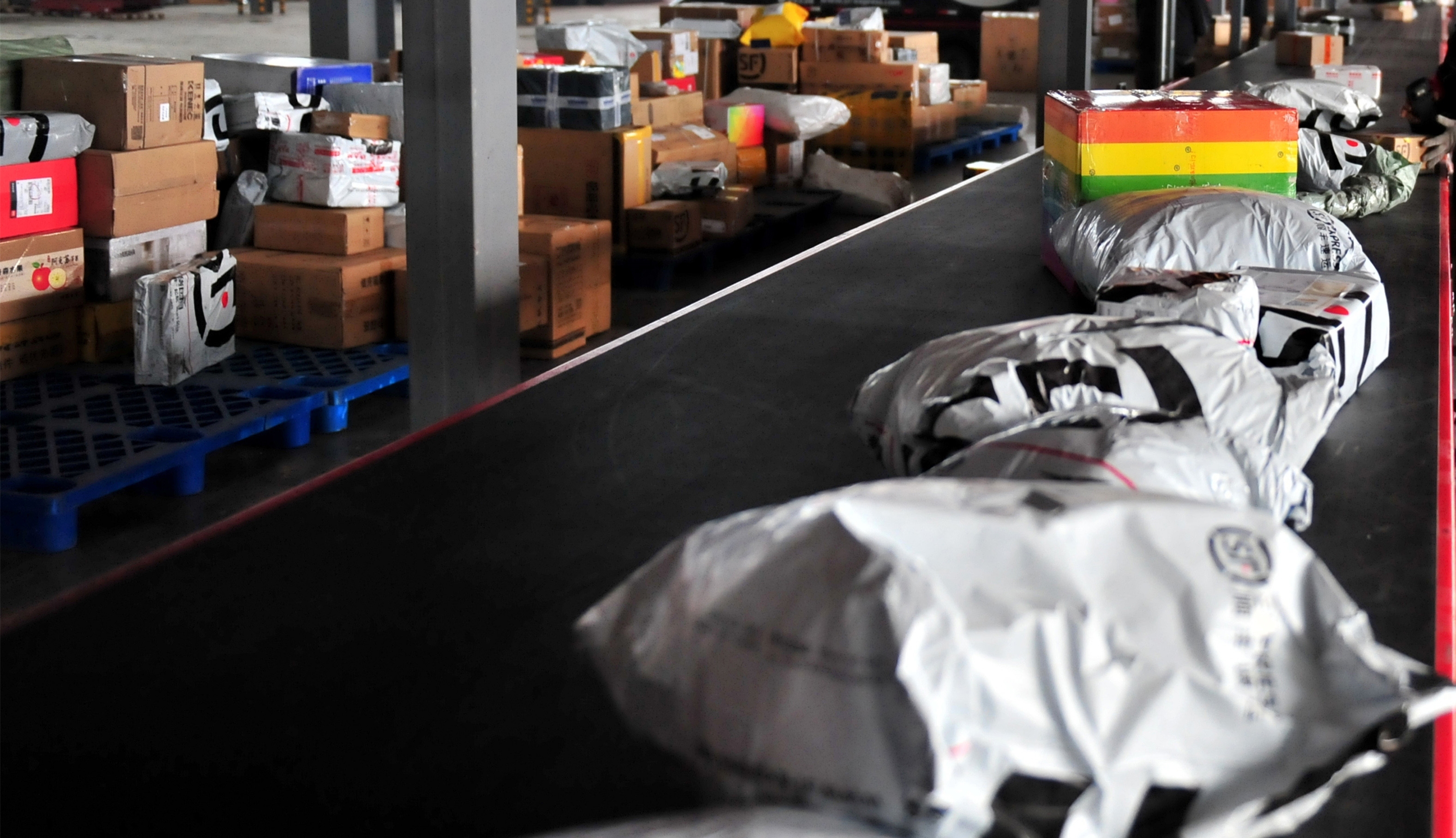 男子網上購買禮券遇上詐騙，打開包裹只收到2個環保袋，圖為示意圖。（東方IC）