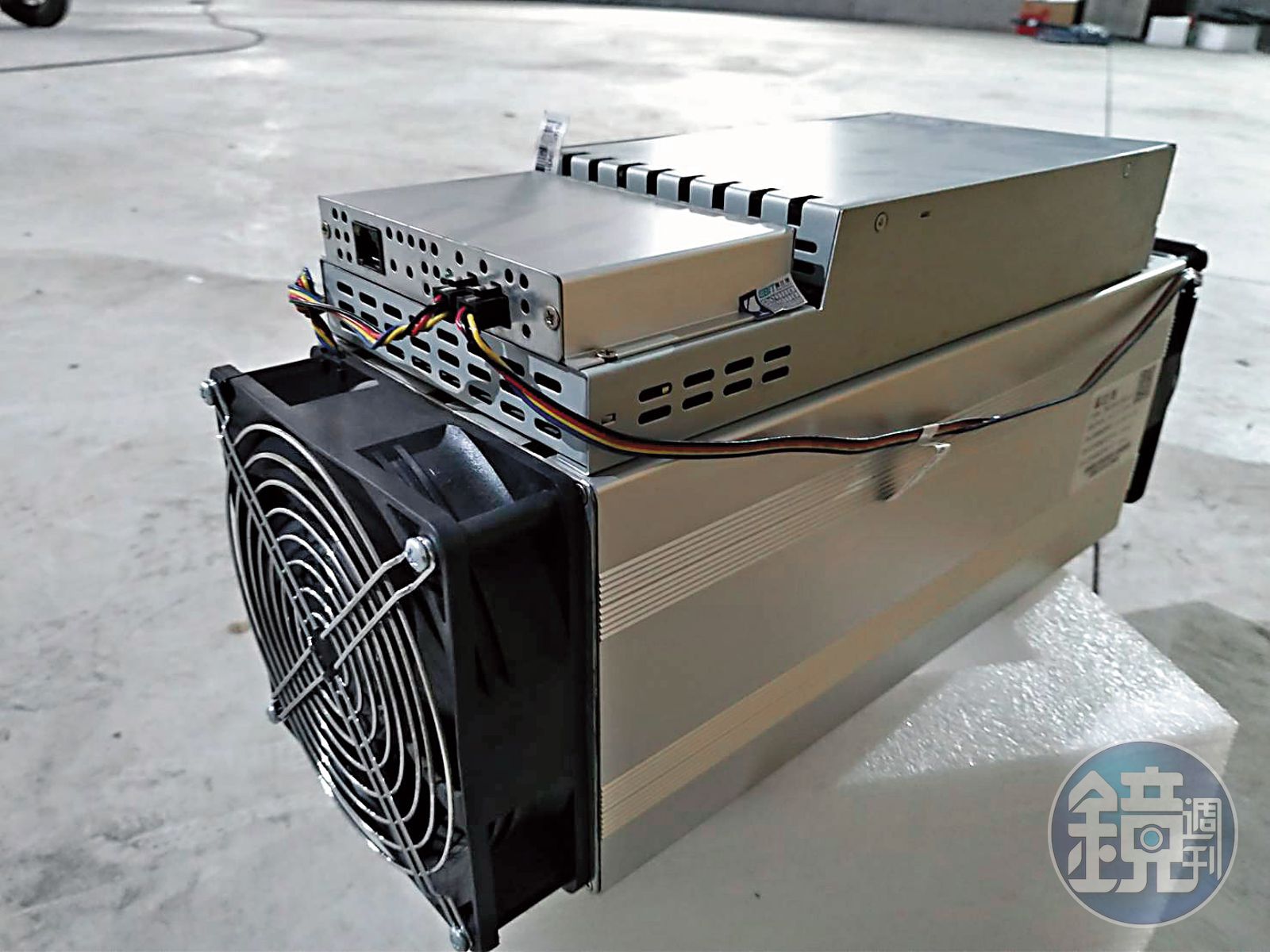 黑道瘋比特幣】礦場直擊！200部礦機嗡嗡響冷氣強到要穿羽絨衣- 鏡週刊Mirror Media