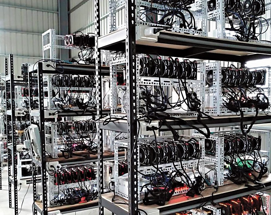 該礦場有上百台礦機，發出低頻音響，震耳欲聾，且耗電量極大。