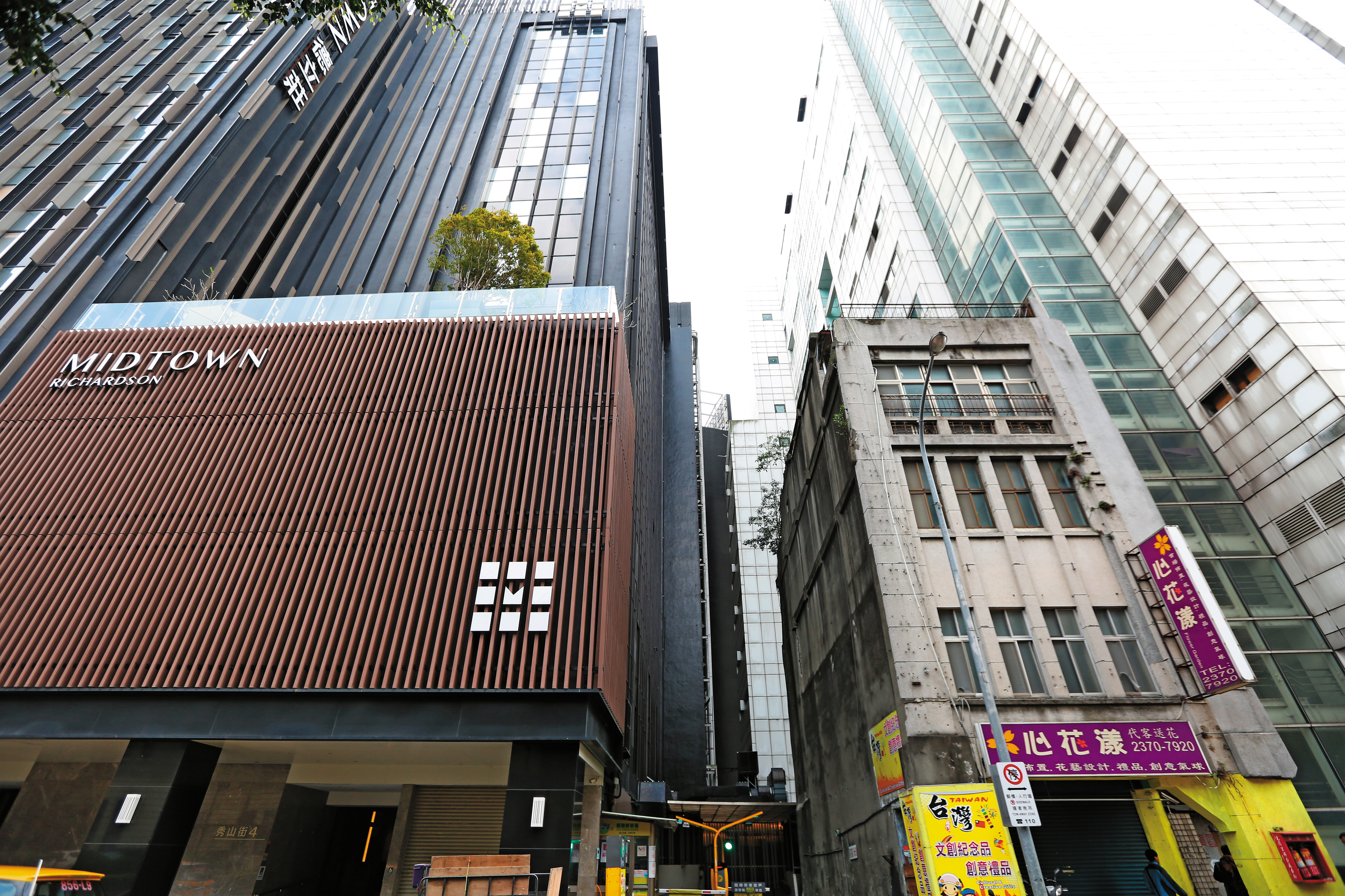 錢櫃KTV中華新館(圖右白色建築)與德立莊旅店(圖左黑色建築)相距只有10公尺。