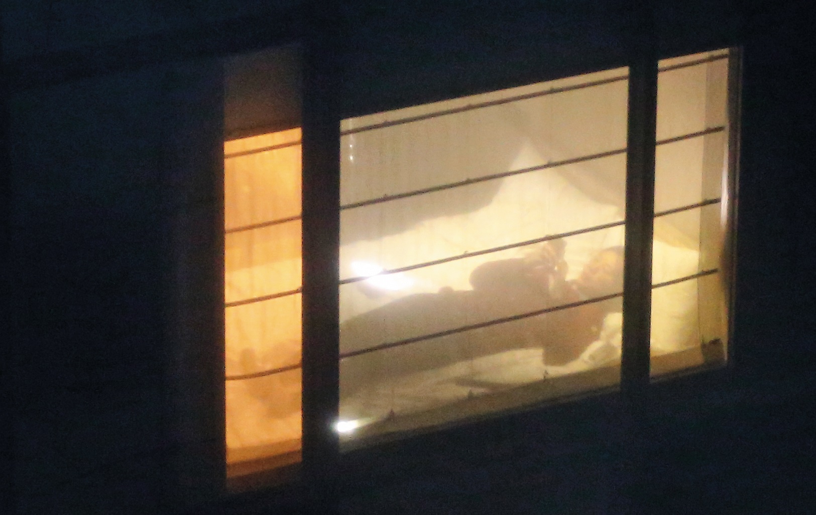 雖拉起1層窗簾，但從錢櫃後陽台往德立莊旅店看，客房內記者的身影仍一覽無遺。