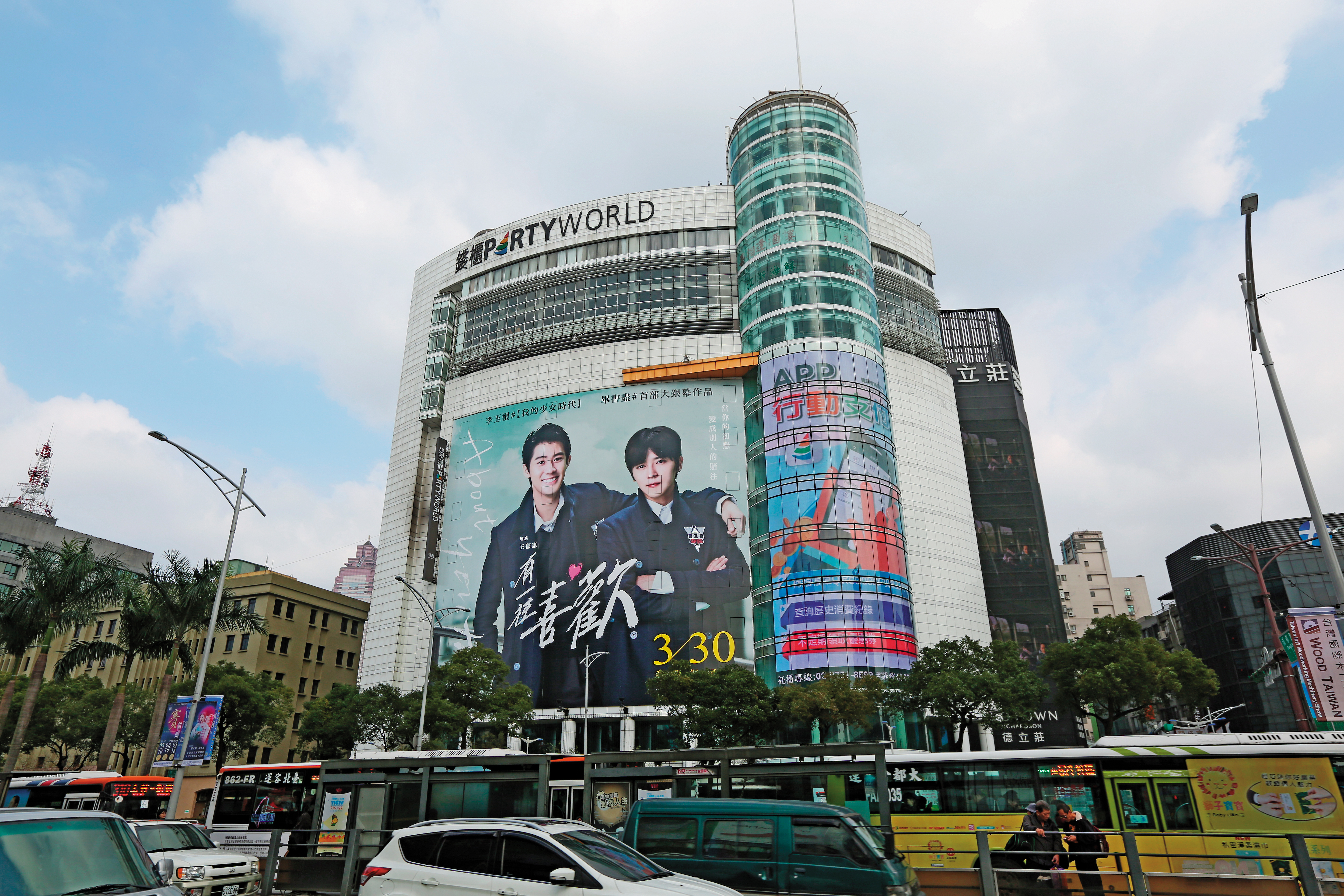 錢櫃與德立莊旅店棟距很近，最近成了有心人偷窺、偷拍的新祕境。