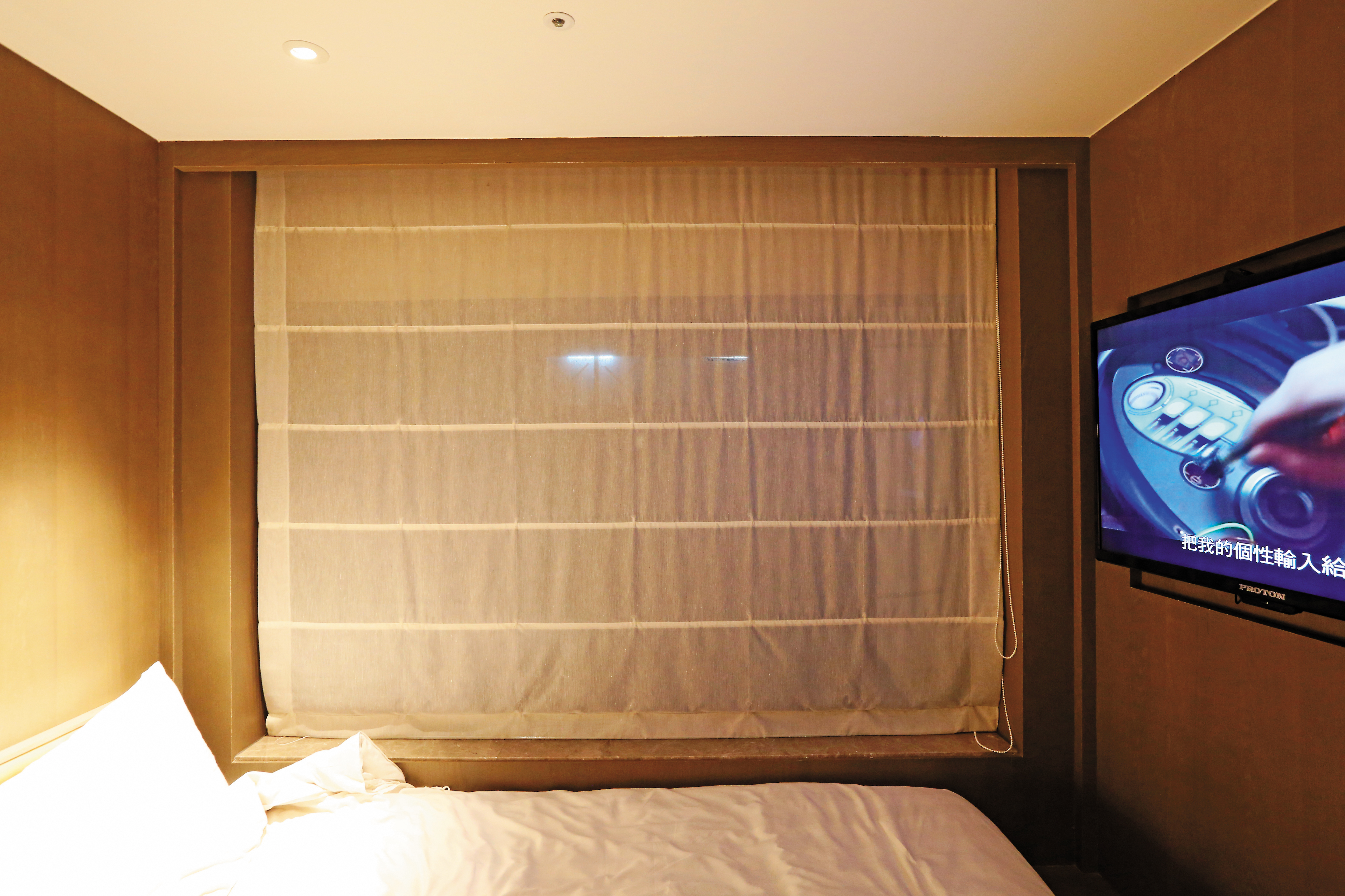 德立莊旅店的住客拉起第1層窗簾後，多半會以為隱私無虞。