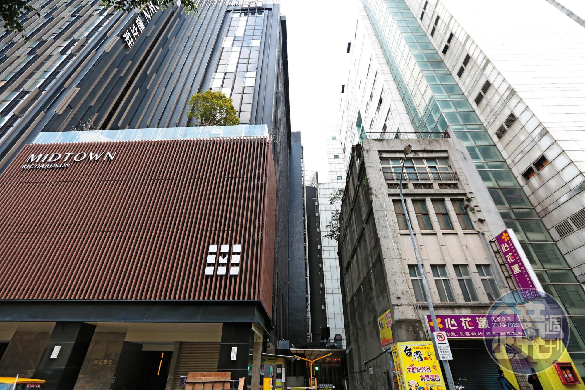錢櫃KTV中華新館(圖右白色建築)與德立莊旅店(圖左黑色建築)相距只有十公尺。