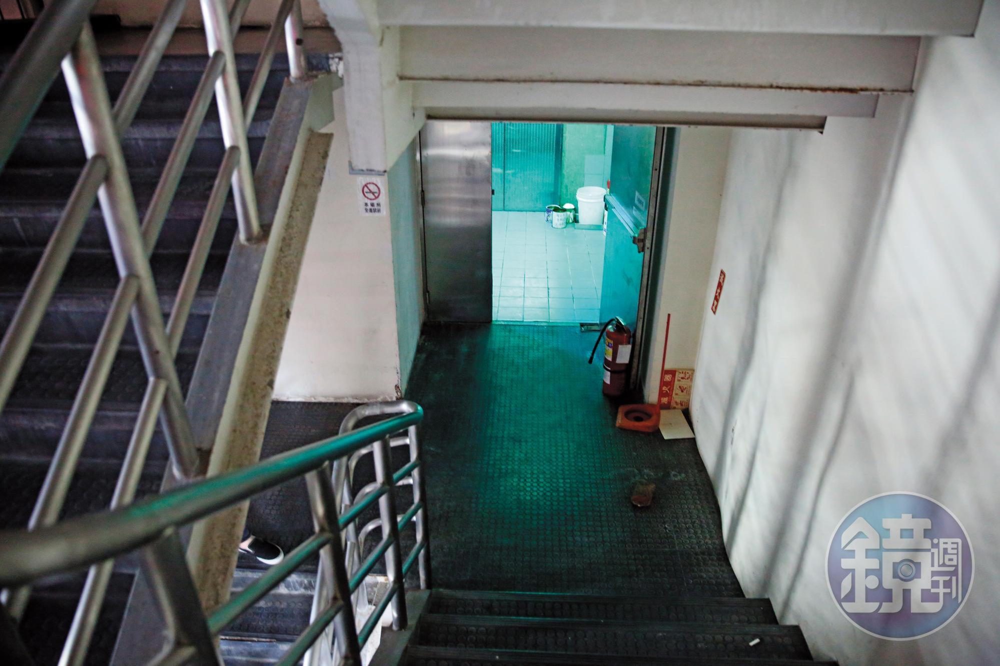 從錢櫃樓梯間的安全門走出去,就是可窺視德立莊旅店客房的後陽台。